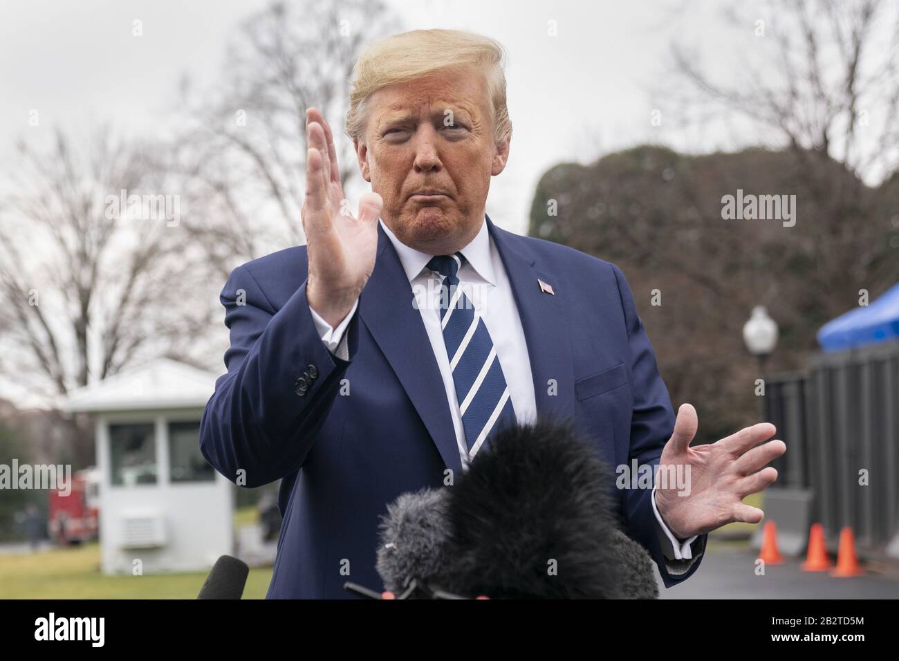 Bethesda, États-Unis. 03ème mars 2020. Le président Donald Trump s'adresse aux médias lorsqu'il quitte les National Institutes of Health (NIH), mardi 3 mars 2020, à Bethesda, MD. La visite des oreillons vient alors que le nombre de morts de Coronavirus aux États-Unis est passé à neuf avec plus de 100 cas dans 15 États. Photo de Chris Kleponis/UPI crédit: UPI/Alay Live News Banque D'Images