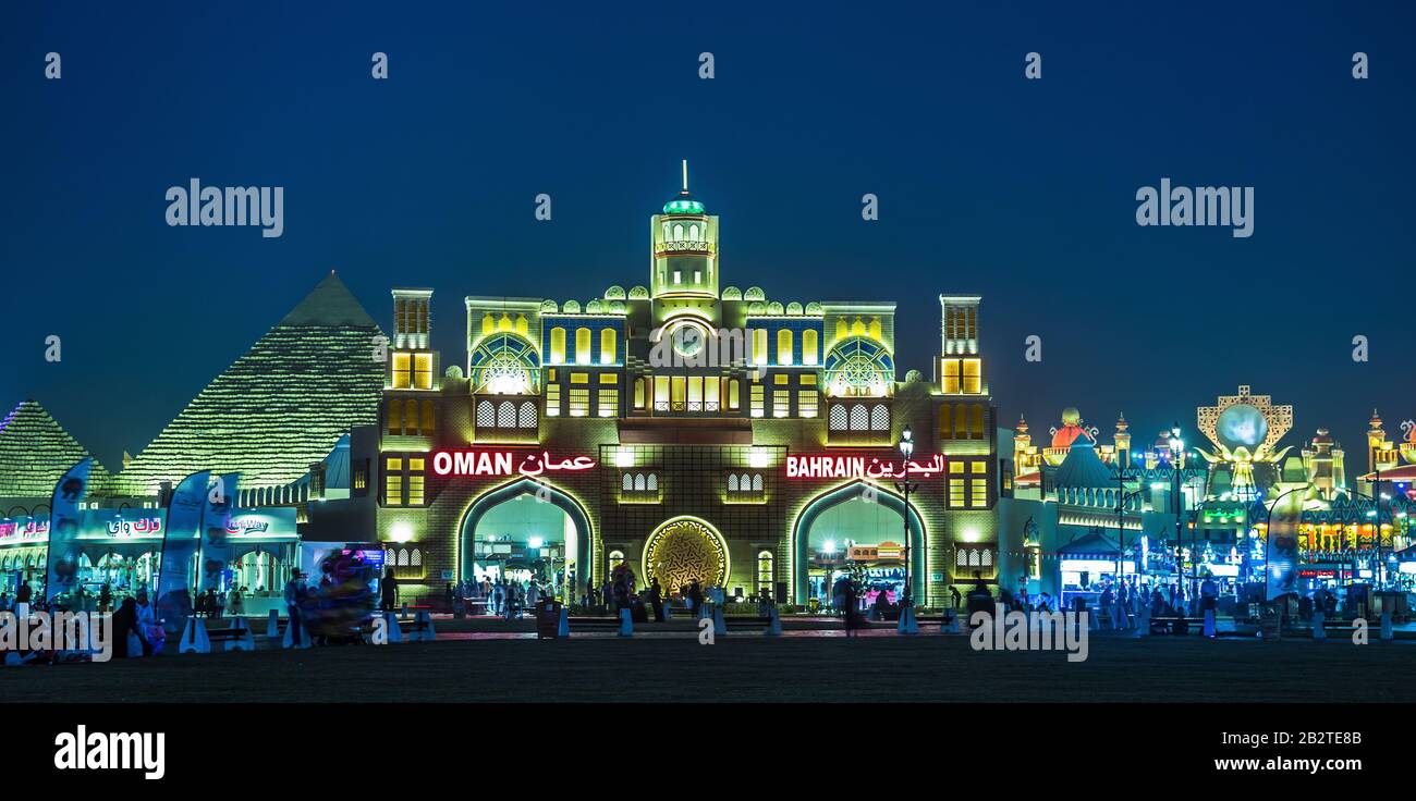 Dubaï, Émirats arabes Unis - 4 DÉCEMBRE 2017 : vue générale du centre-ville la nuit dans le centre de divertissement du parc Global Village Banque D'Images