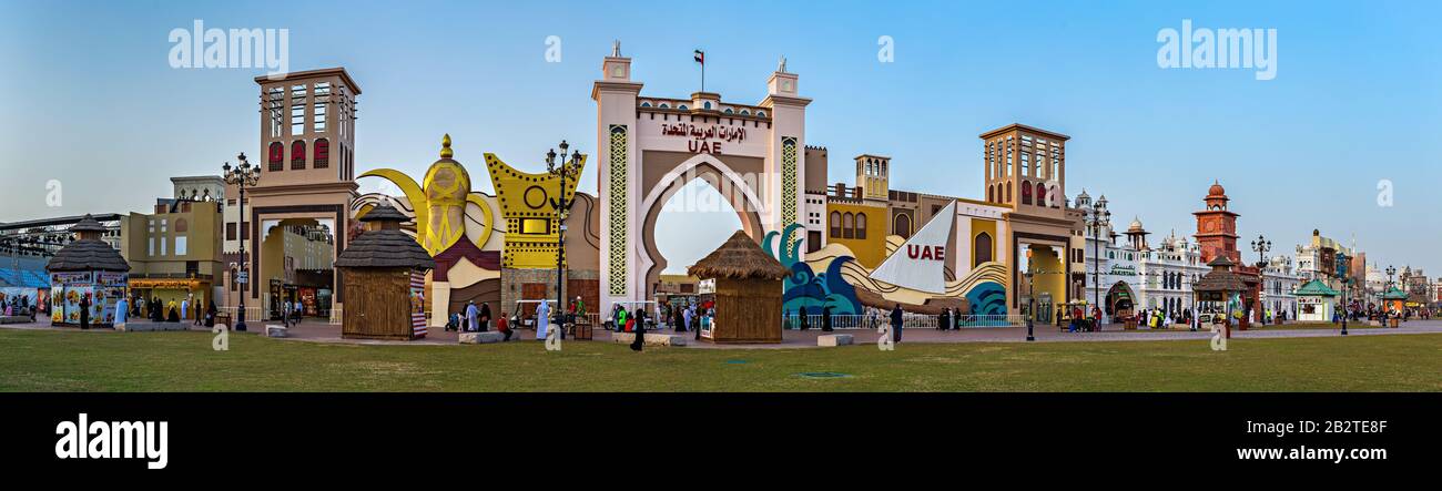 Dubaï, Émirats arabes Unis - 4 DÉCEMBRE 2017 : panorama du centre de divertissement Global Village Banque D'Images