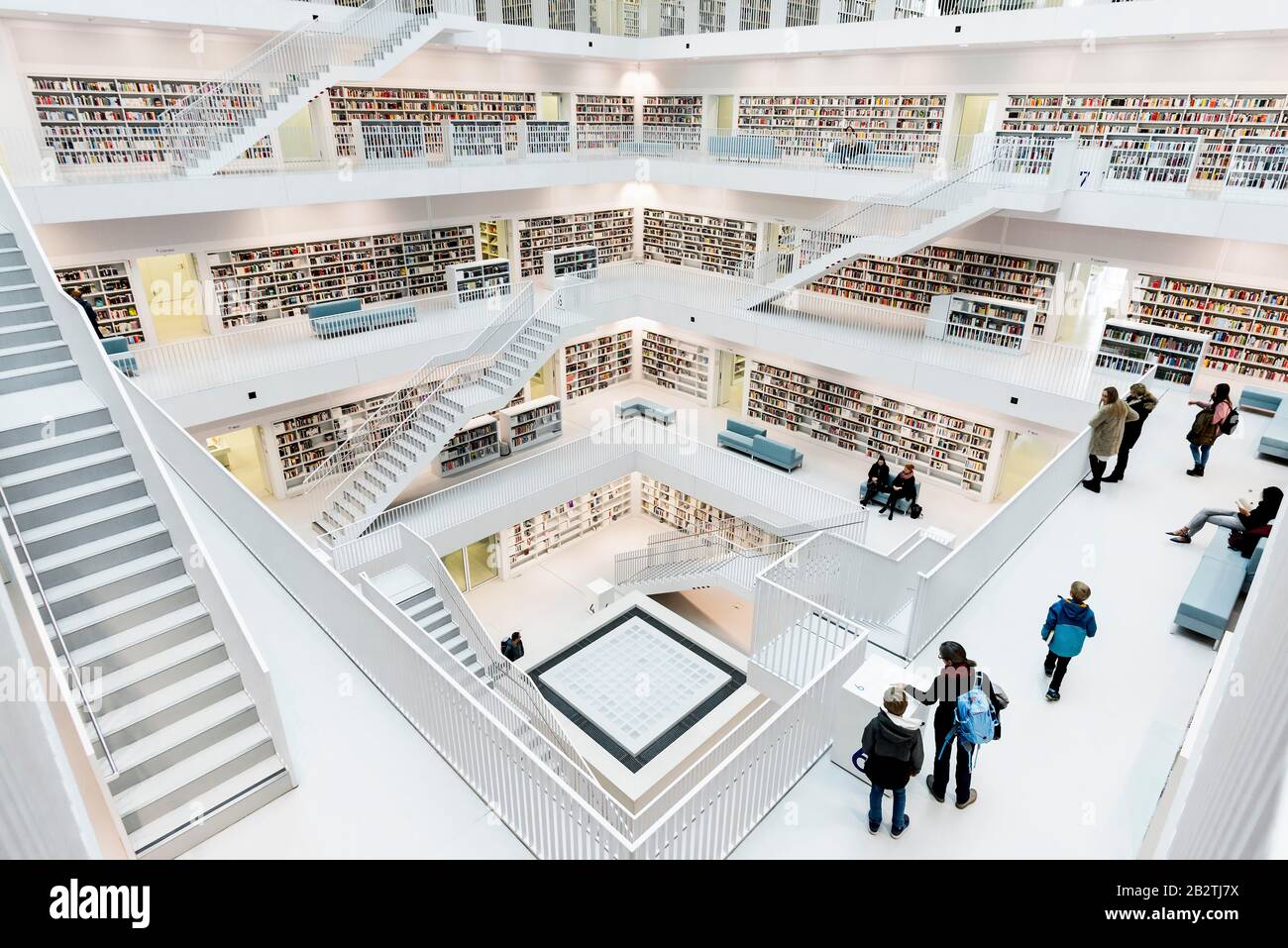 Bibliothèque de la ville, vue intérieure, architecte Eun Young Yi, Stuttgart, Bade-Wurtemberg, Allemagne Banque D'Images