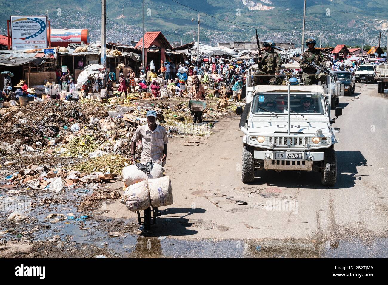 Casques bleus des Nations Unies en jeep en patrouille, MINUSTAH, Mission des Nations Unies pour la stabilisation en Haïti, marché, décharge d'ordures, Cité Soleil Banque D'Images