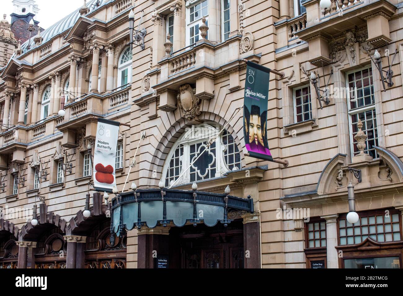 Le Colisée, St Martin's Lane, Londres, où se trouve l'Opéra national anglais (ENO) et affiche des drapeaux pour les productions, Luisa Miller et Madame Butterfly Banque D'Images
