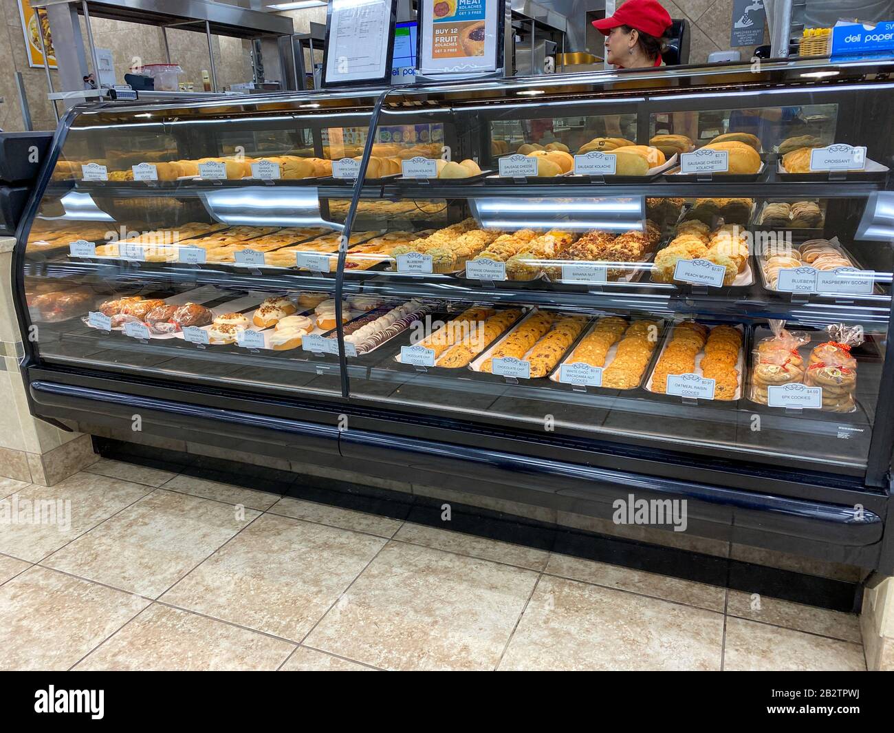 Houston, TX/USA-2/25/20: Des cookies et des pâtisseries s'affichent dans une station-service Buc ees, un restaurant Fast-food et un magasin de proximité avec nourriture, boissons, sna Banque D'Images