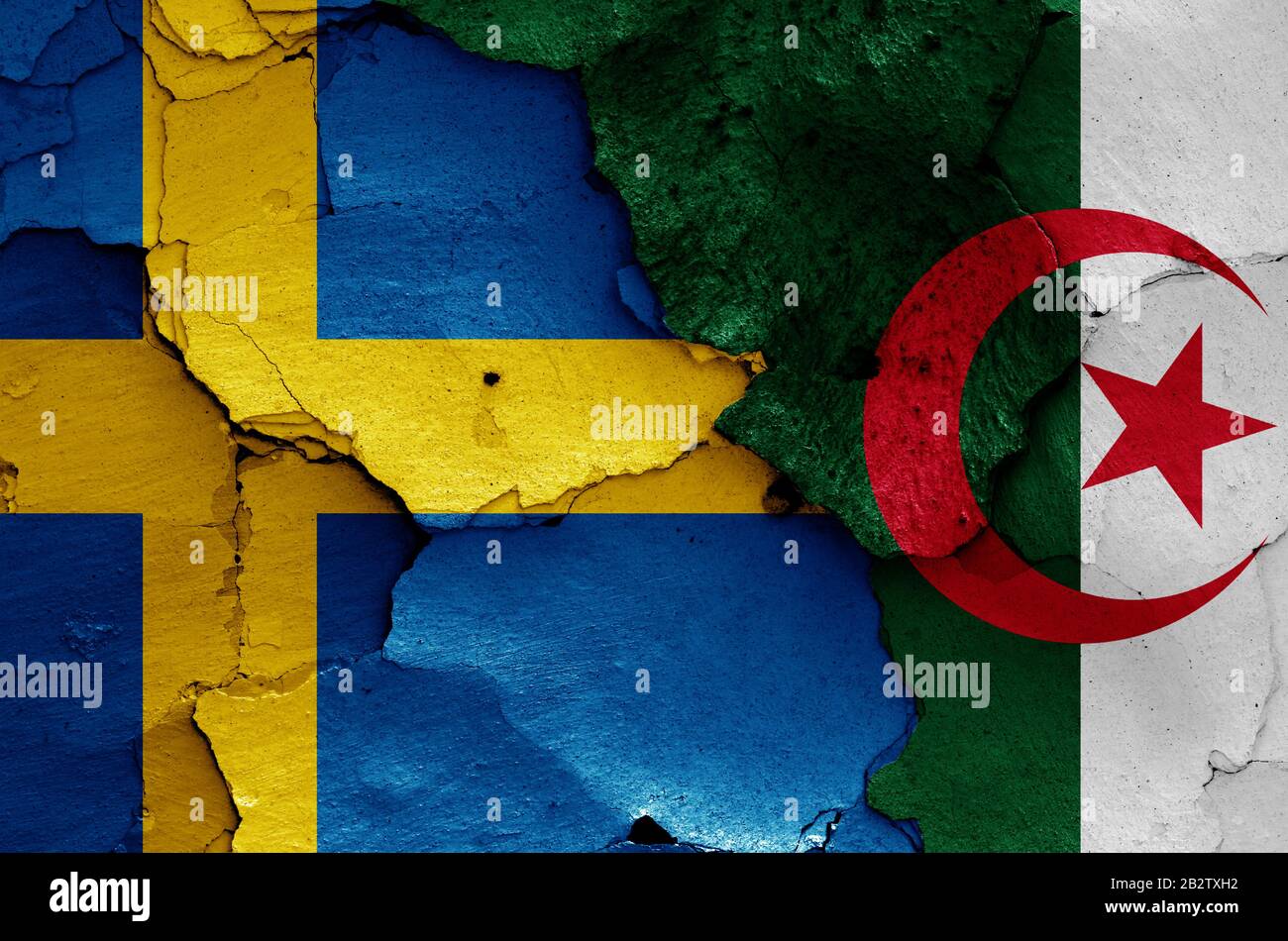 Drapeaux de Suède et d'Algérie peints sur un mur fissuré Banque D'Images