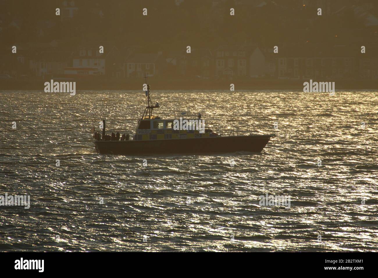 MDP Condor, un lancement opéré par la police du Ministère de la Défense, sur le Firth de Clyde, qui sert d'escorte à un sous-marin arrivant de la Royal Navy Trafalgar. Banque D'Images