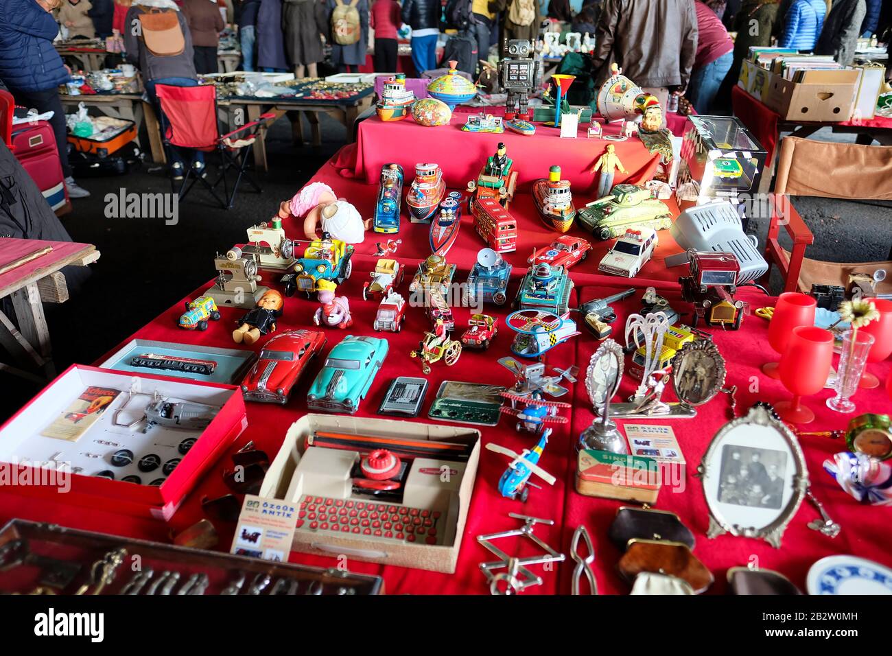 Istanbul, Turquie - 1 mars 2020 : jouets en étain antique avec beaucoup d'autres objets dans un bazar ancien dans le district de Bomonti, Istanbul. Banque D'Images