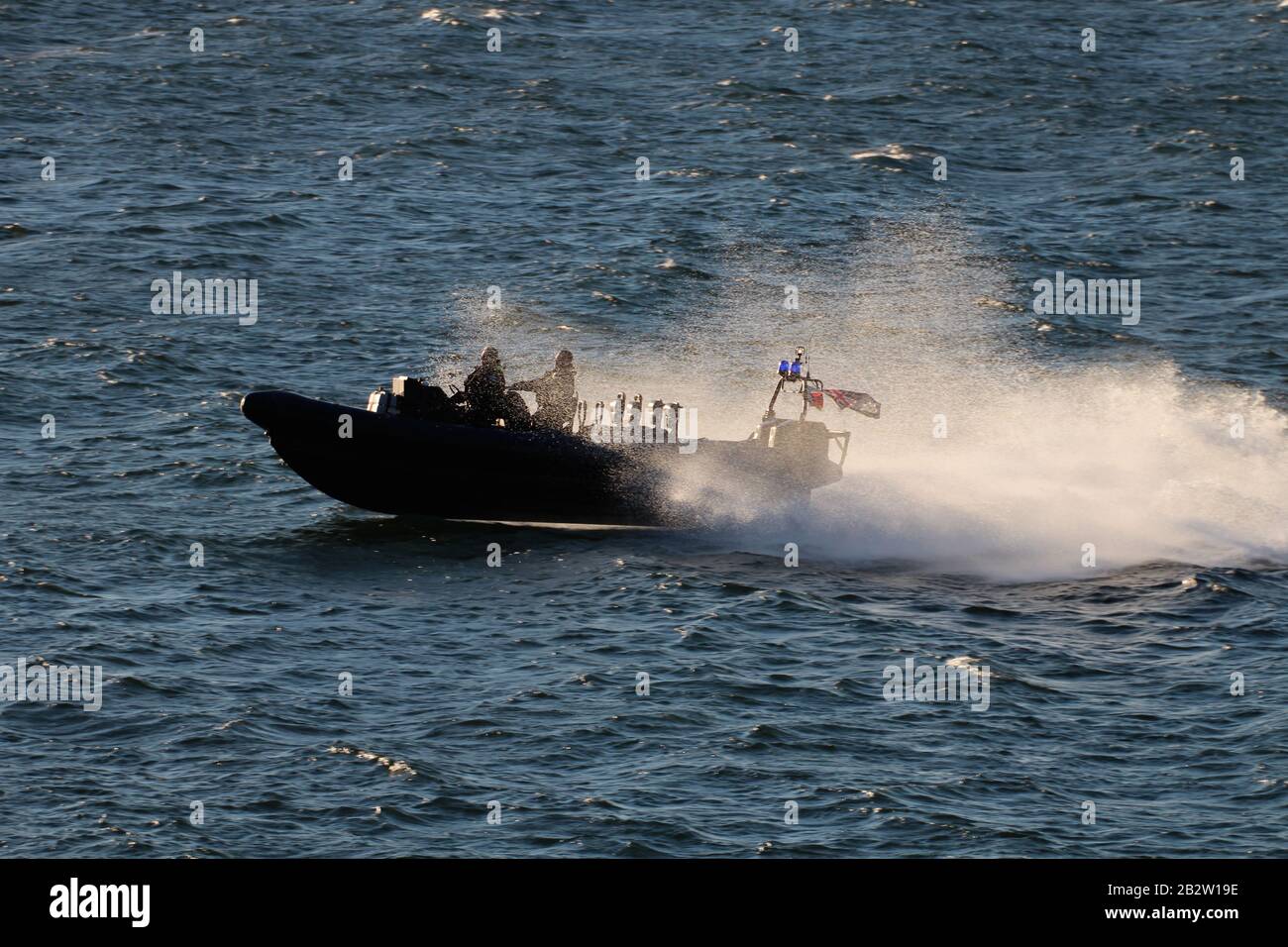 Un RHIB du ministère de la police de la défense, au large de Gourock sur le Firth de Clyde, en tant qu'escorte à un sous-marin de classe Trafalgar de la Royal Navy arrivant. Banque D'Images