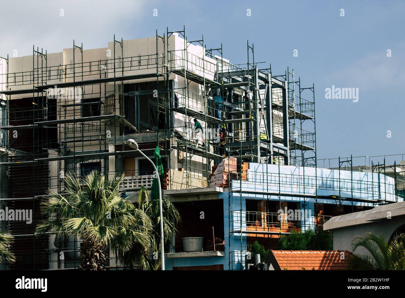 Paphos Chypre 03 mars 2020 vue d'un nouveau bâtiment en construction dans la ville de Paphos dans l'après-midi Banque D'Images