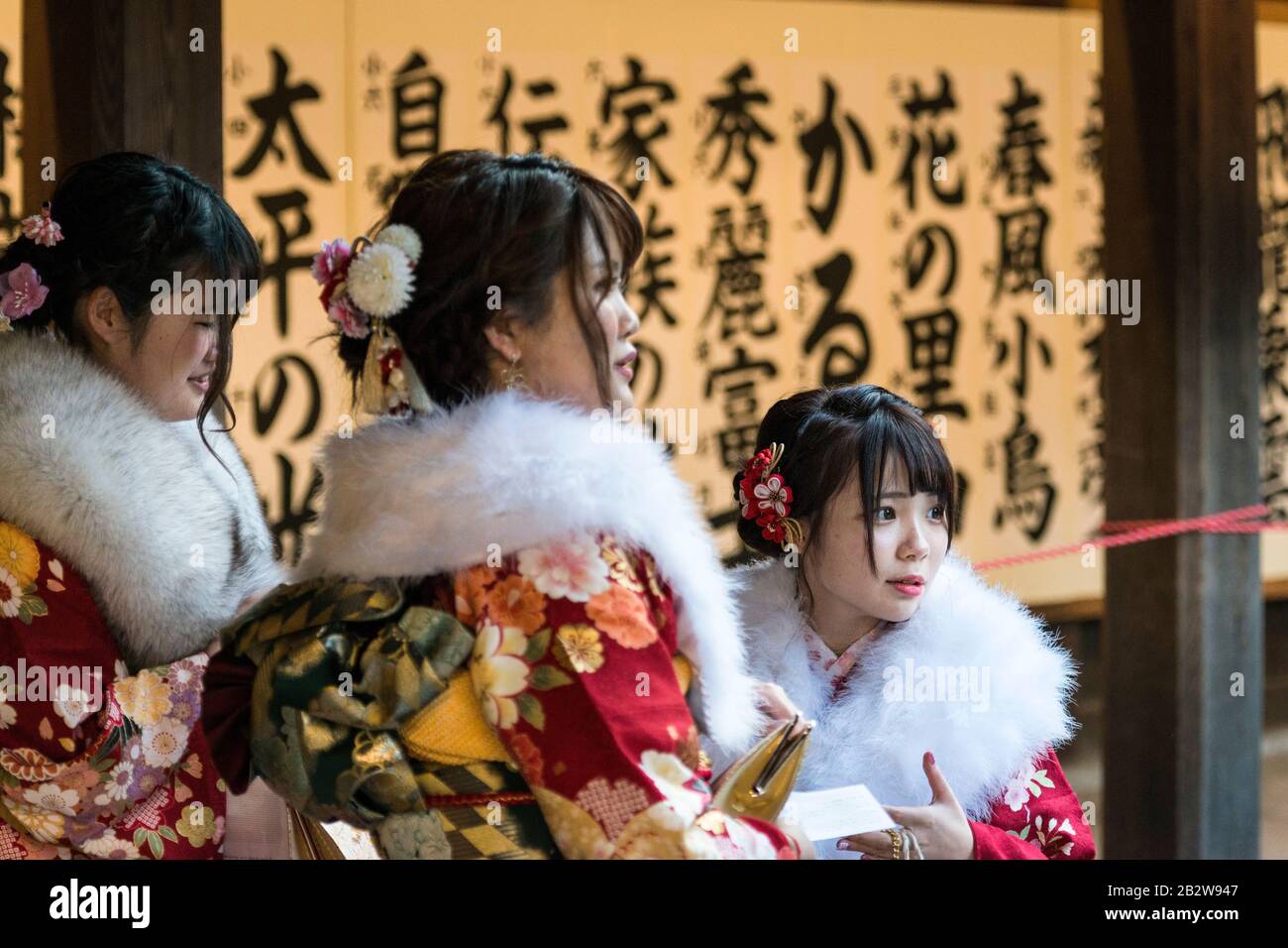 Les jeunes femmes en kimono sur Coming of Age Journée au sanctuaire Meiji, Harajuku, Tokyo, Japon Banque D'Images