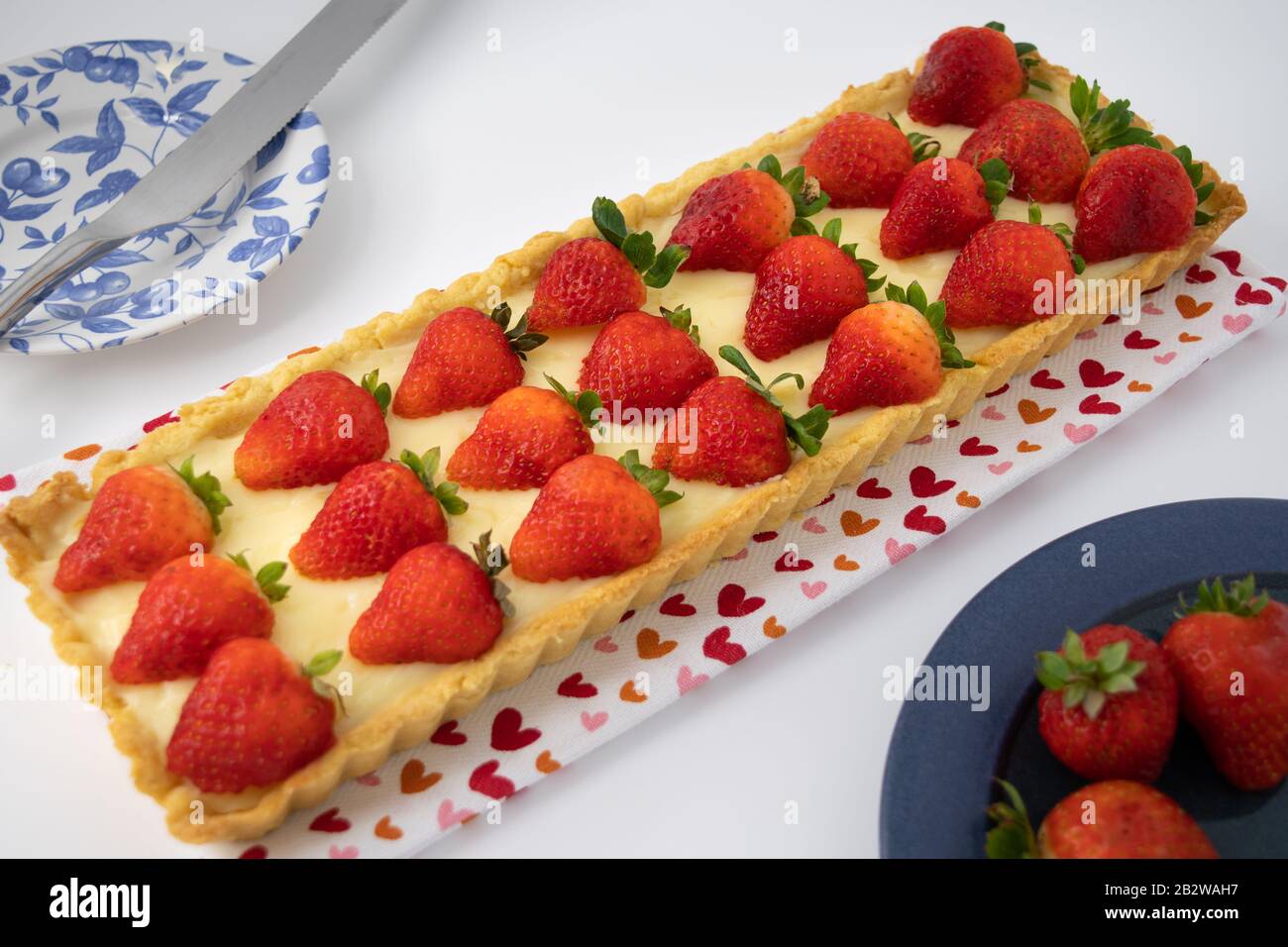 Tarte aux fruits de fraise avec fraises rouges fraîches et crème anglaise. Banque D'Images