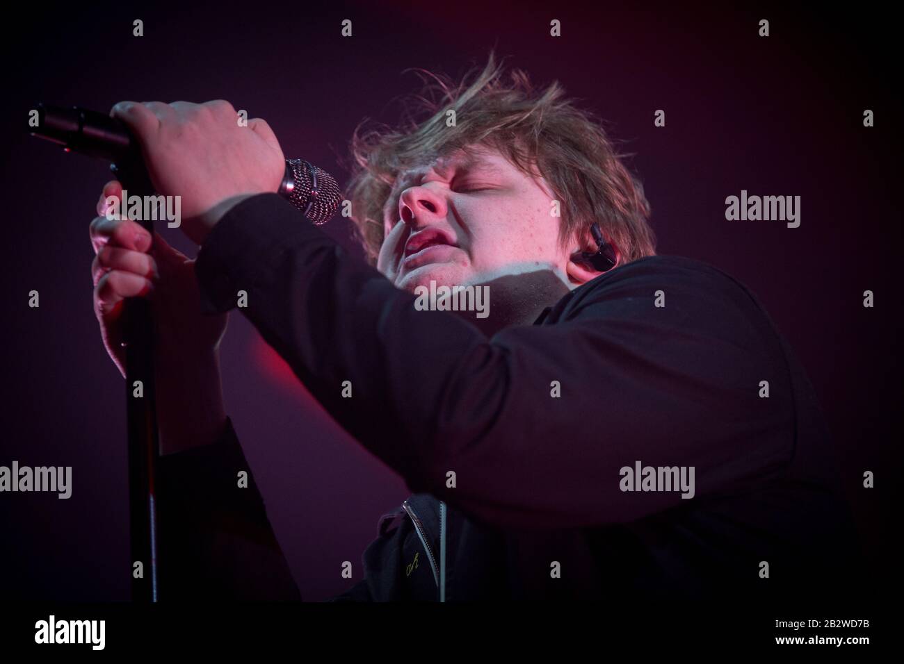 Manchester, Royaume-Uni. 3 mars 2020. Le chanteur-compositeur écossais Lewis Capaldi se produit en direct dans une foule vendue au Manchester O2 Apollo sur son titre Divinely Non Inspiré à un tour d'Étendue hellish. Banque D'Images