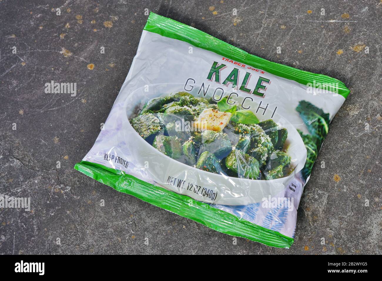 West WINDSOR, NJ -29 FÉVRIER 2020- un paquet de Trader gelé Joe kale gnocchis. Trader Joe est une épicerie spécialisée américaine fondée par Joe Coulombe Banque D'Images