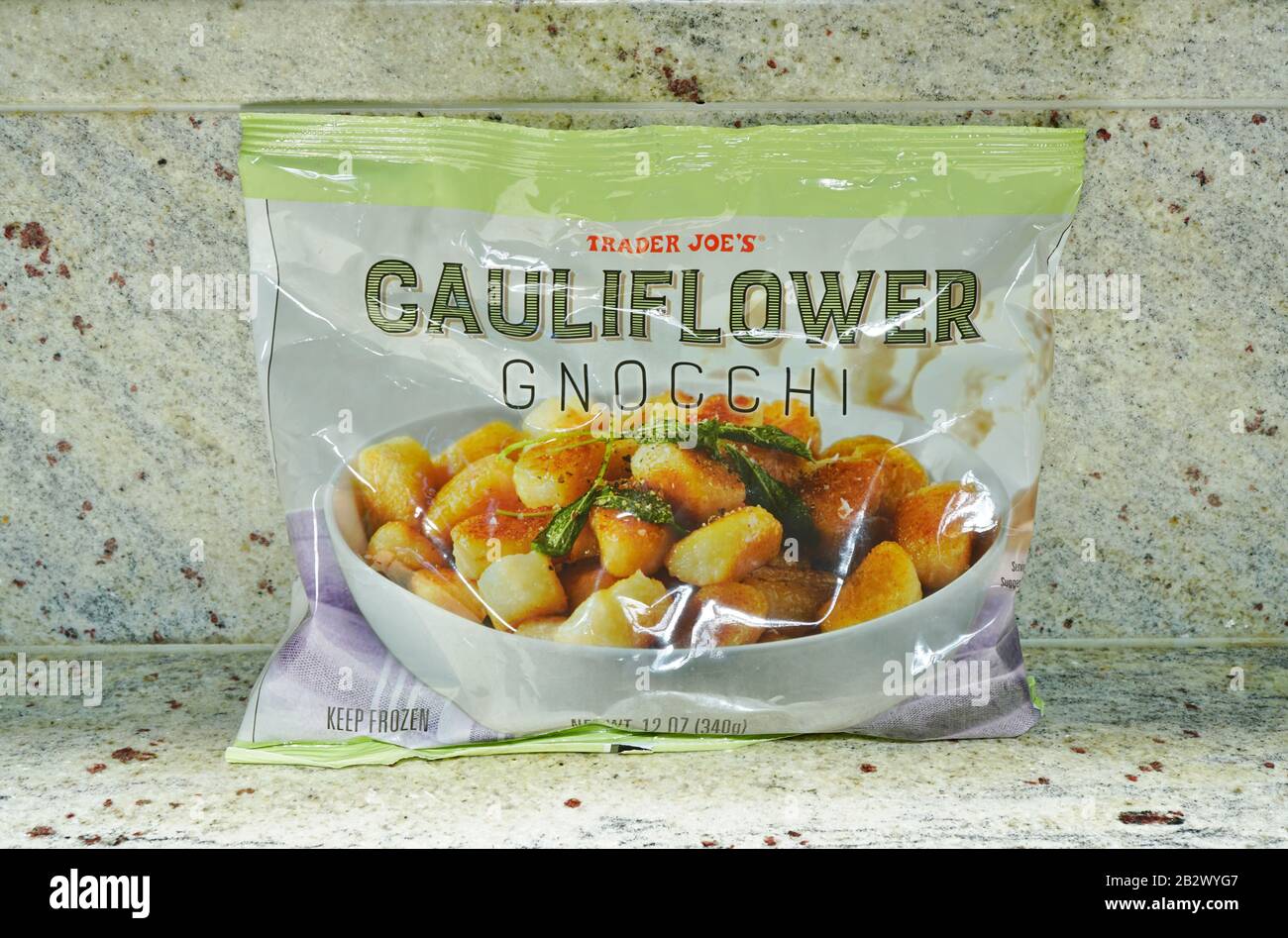 West WINDSOR, NJ -29 FÉVRIER 2020- un paquet de gnocchis congelés Joe chou-fleur. Trader Joe est une épicerie spécialisée américaine fondée par Joe C Banque D'Images