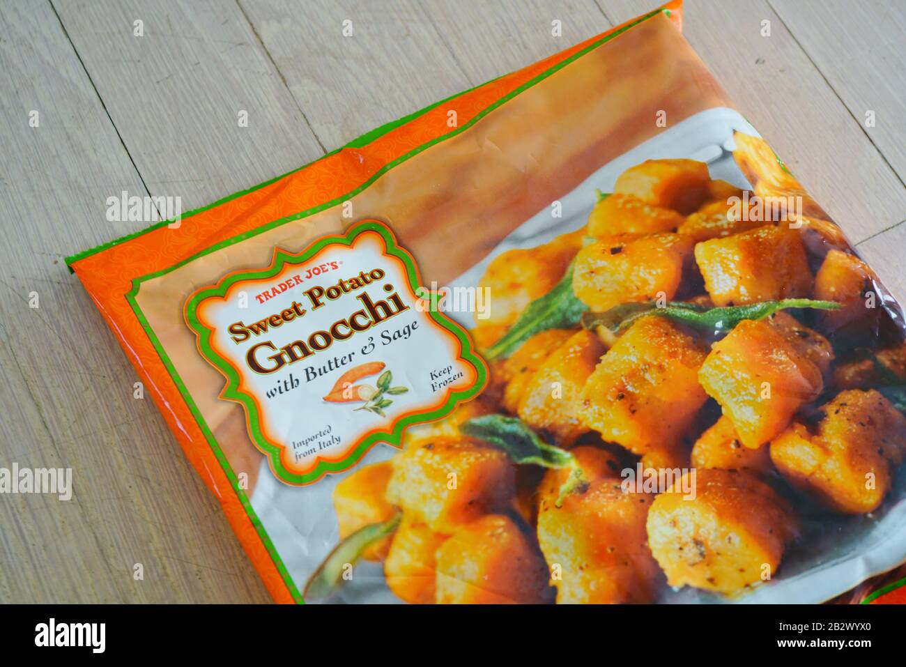 West WINDSOR, NJ -29 FÉVRIER 2020- un paquet de négociant congelé Joe patate douce et gnocchi de sauge. Trader Joe est une épicerie spécialisée américaine fondée Banque D'Images