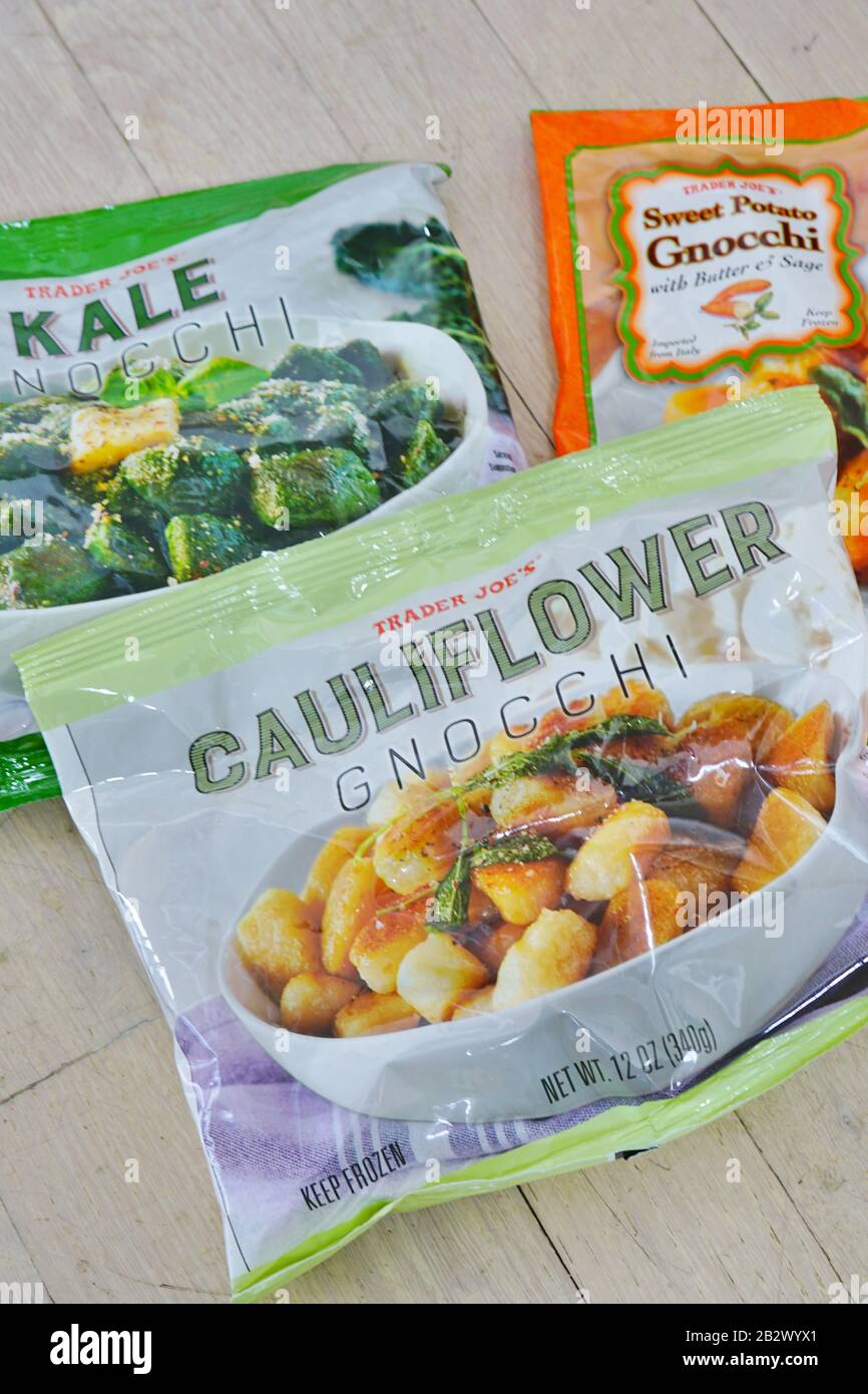 West WINDSOR, NJ -29 FÉVRIER 2020- Forfaits de négociant congelé Joe chou-fleur, de chou-fleur et de gnocchi de patates douces. Trader Joe est une épicerie américaine spécialisée Banque D'Images