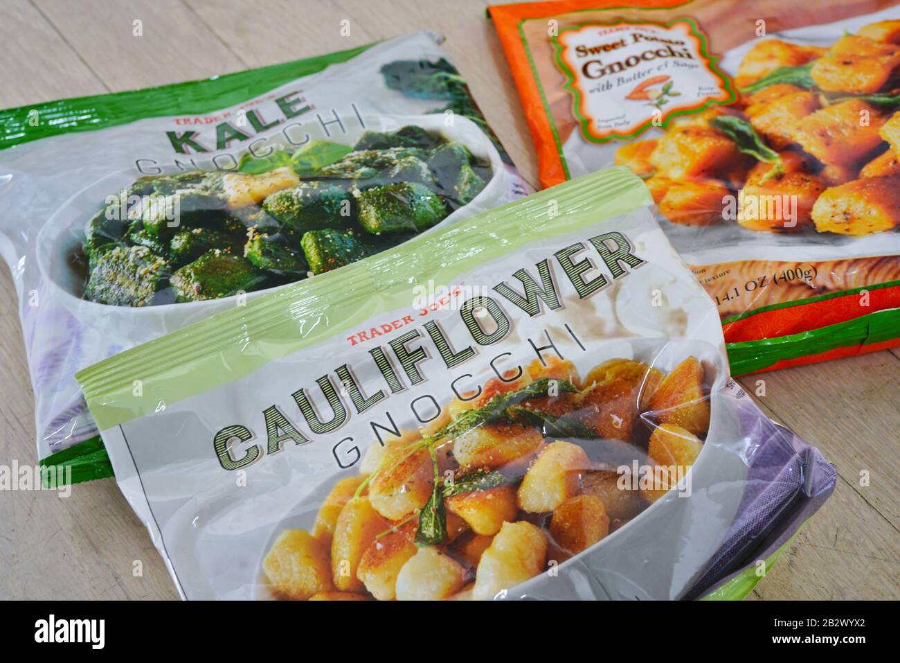 West WINDSOR, NJ -29 FÉVRIER 2020- Forfaits de négociant congelé Joe chou-fleur, de chou-fleur et de gnocchi de patates douces. Trader Joe est une épicerie américaine spécialisée Banque D'Images
