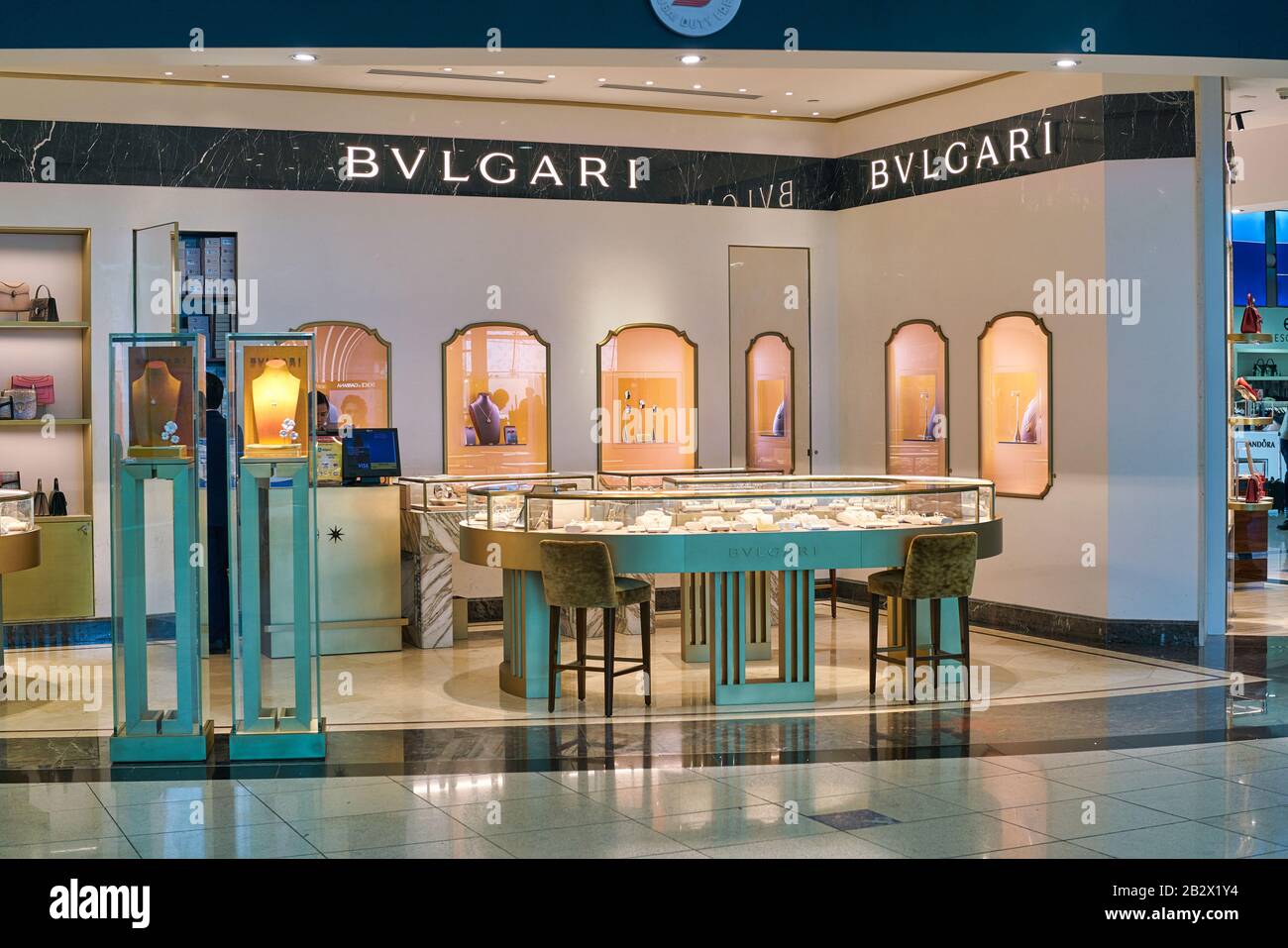 Dubaï, Émirats arabes Unis - VERS JANVIER 2019 : produits Bvlgari exposés dans un magasin de l'aéroport international de Dubaï. Banque D'Images