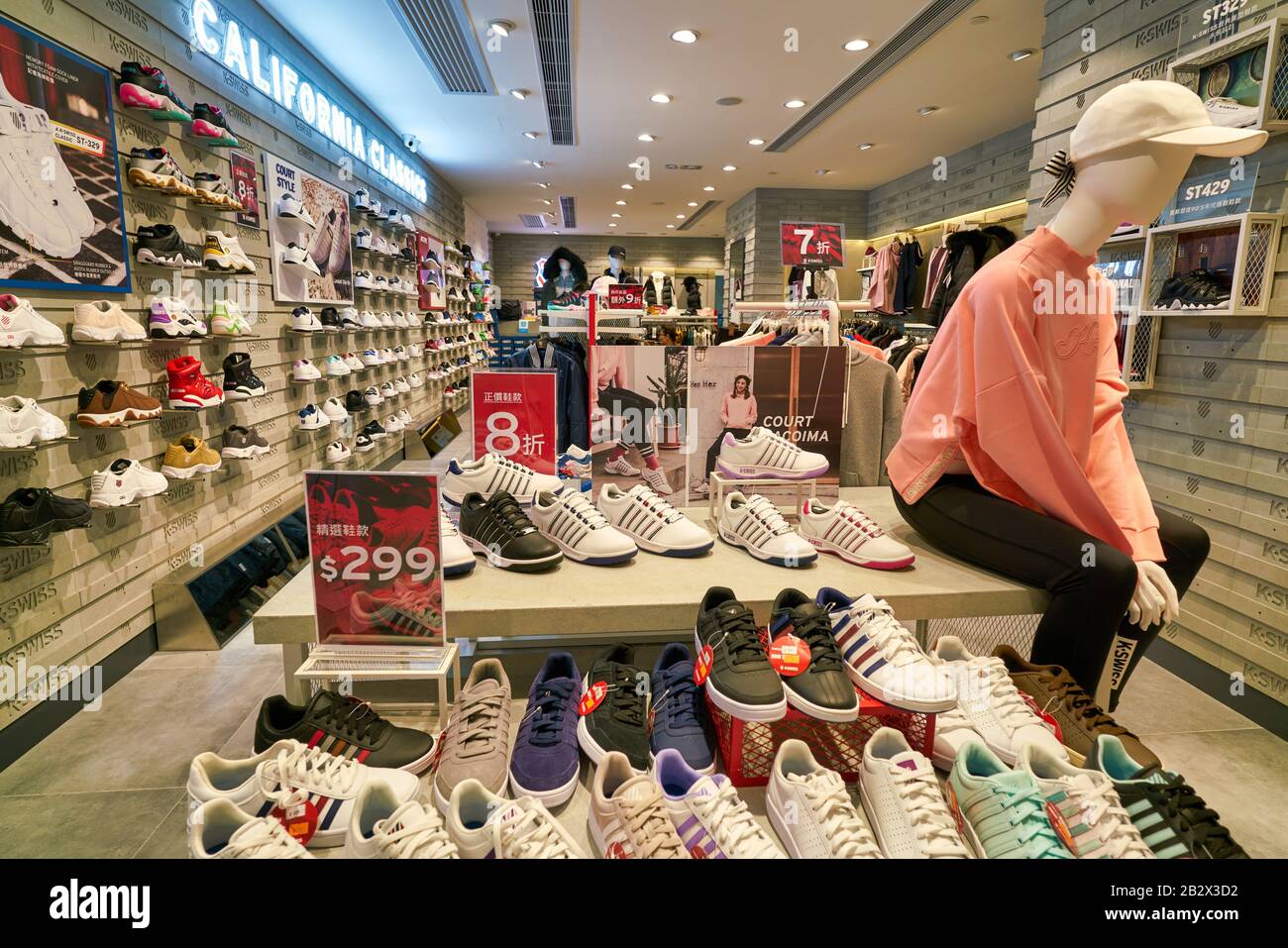 Hong KONG, CHINE - VERS JANVIER 2019 : prise de vue intérieure du magasin  K-Swiss à la place de la Nouvelle ville de Hong Kong. K-Swiss, Inc. Est un  bran américain de