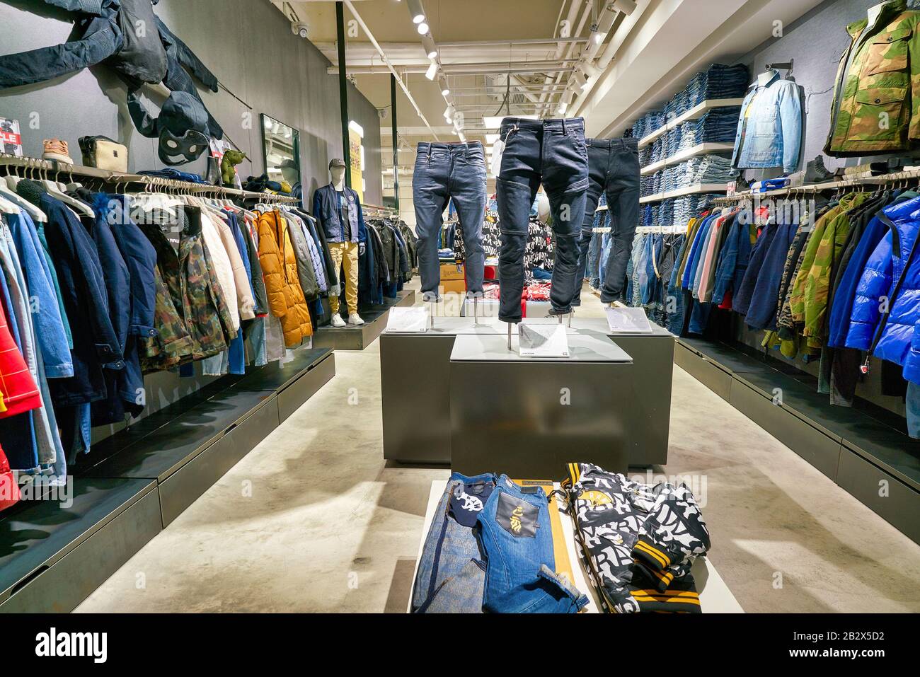 Hong KONG, CHINE - 23 JANVIER 2019 : vêtements exposés au magasin G-Star  RAW de New Town Plaza. New Town Plaza est un centre commercial dans le  centre-ville de Photo Stock - Alamy