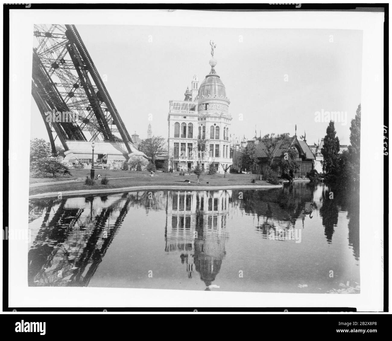 Pavillon du gaz, chalet suédois, et une partie de la base de la Tour Eiffel, exposition de Paris, 1889 Banque D'Images