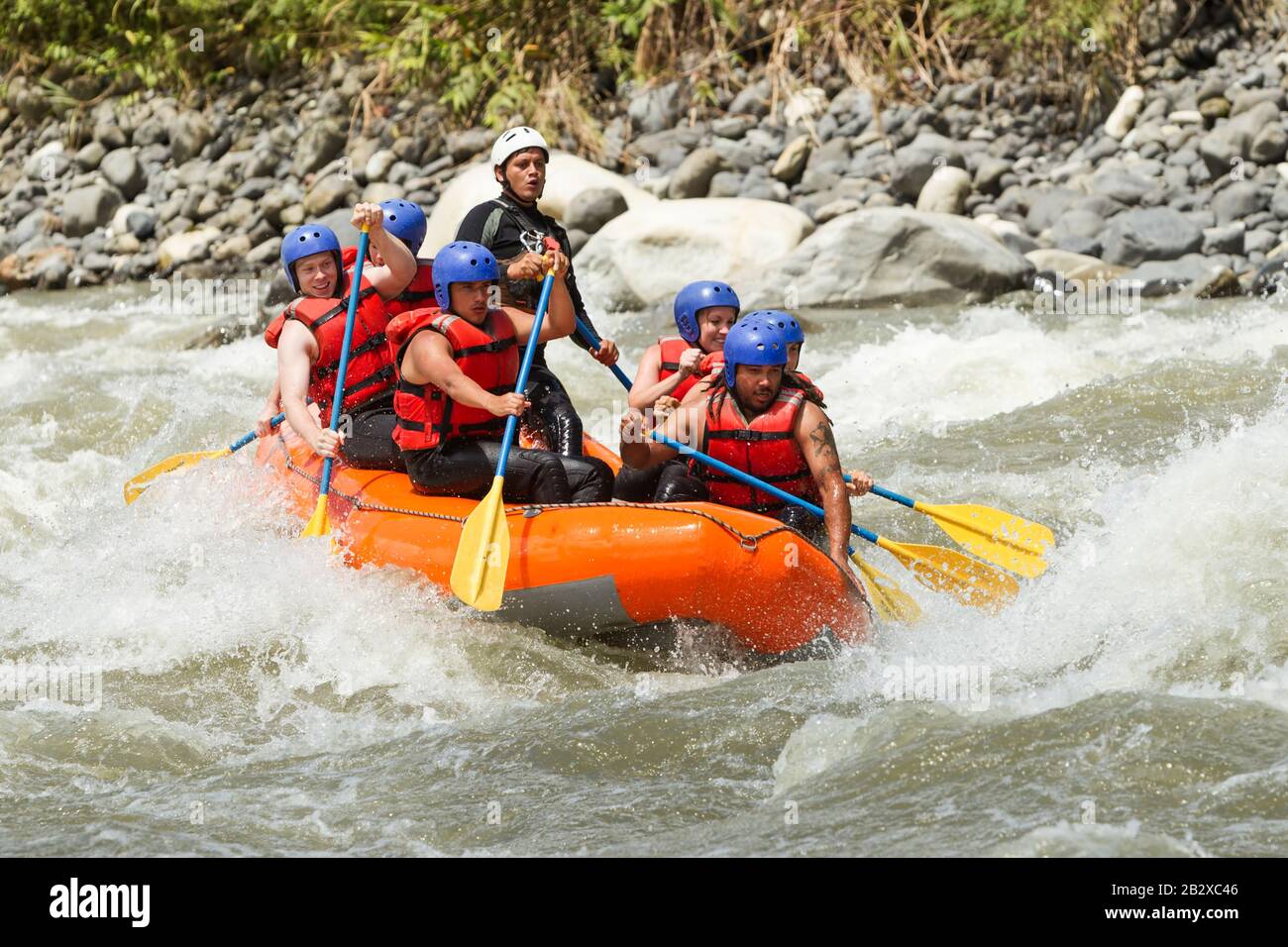 Équipe De Rafting En Fluide Blanc Dans Bright Sunbeam Pastaza River Equateur Sangay National Park Banque D'Images