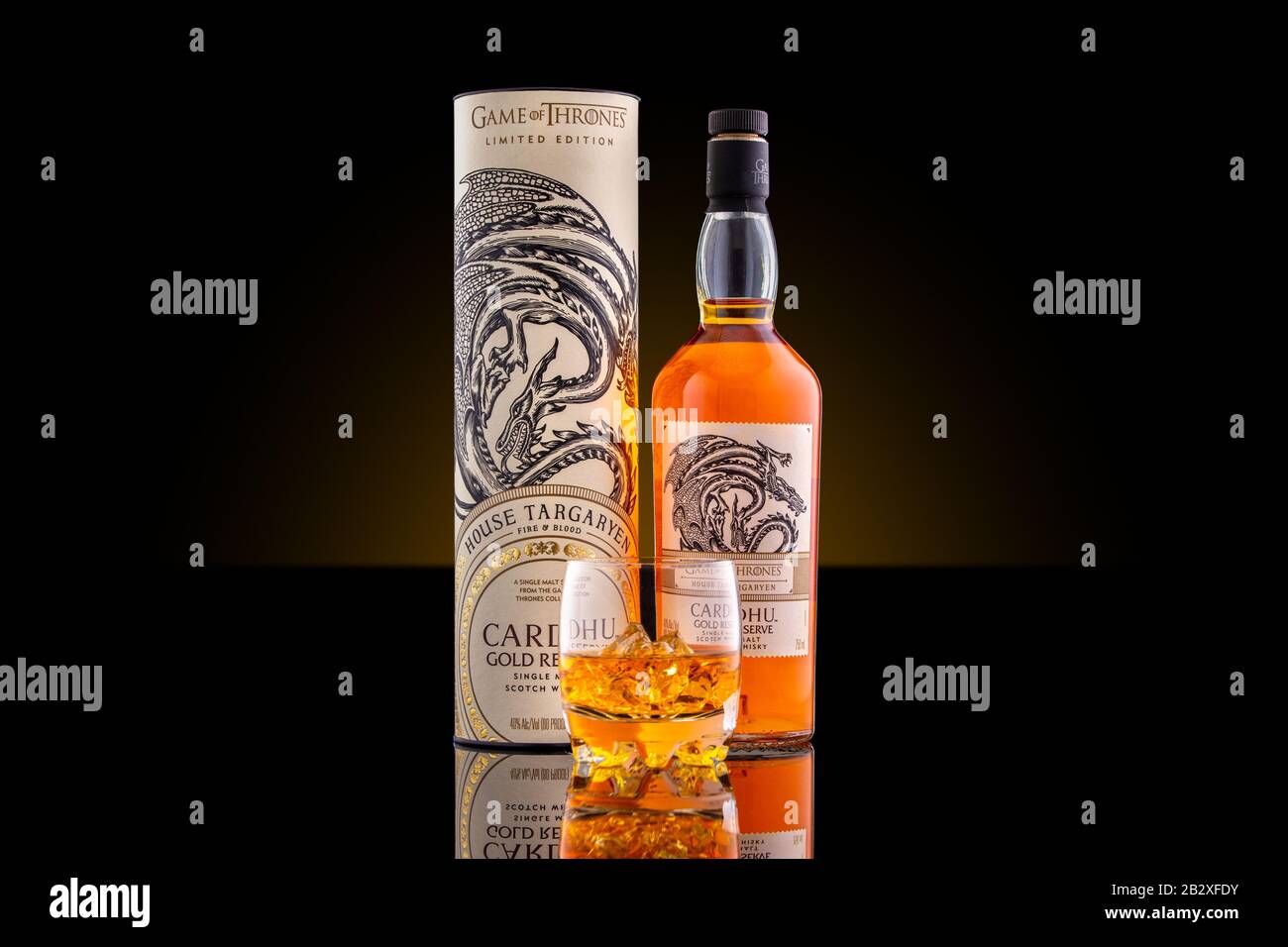 Bouteille, boîte et verre de Cardhu, Gold Reserve, édition Got, whisky single malt Banque D'Images