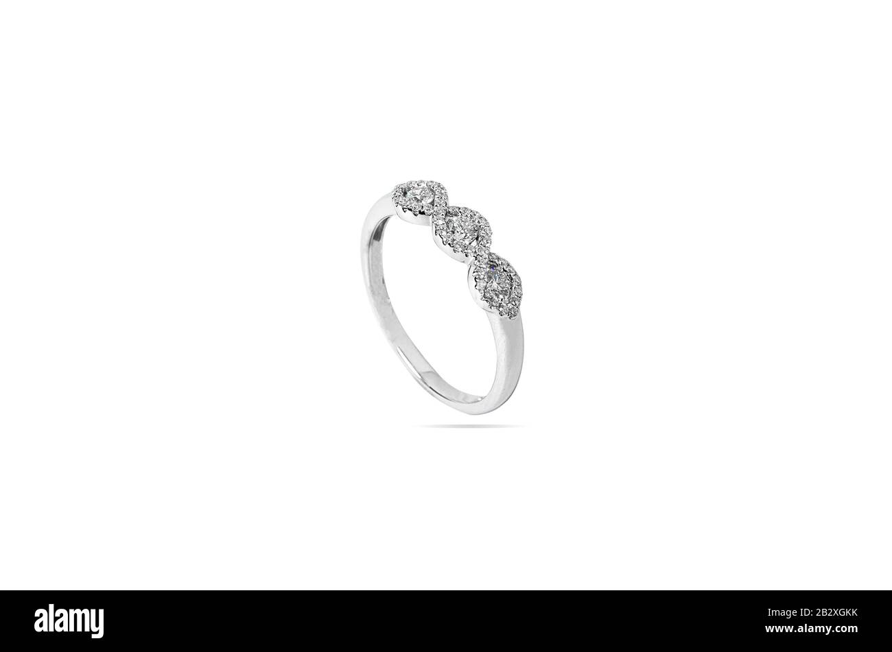 Bijoux en anneau de diamant sur fond blanc.chemin d'écrêtage Banque D'Images