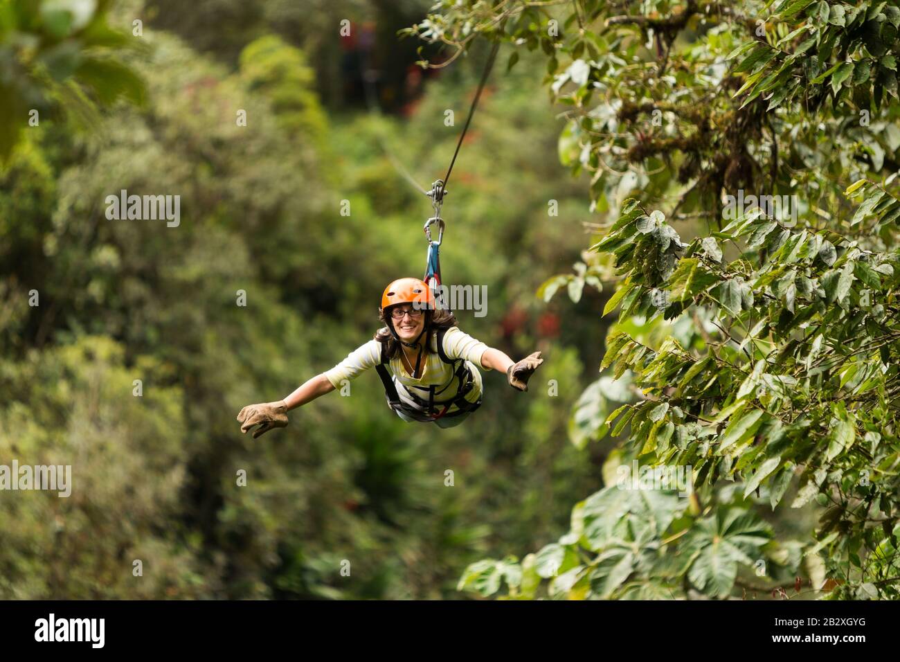 Aventure En Tyrolienne Dans La Forêt Tropicale Équatorienne Banos Banque D'Images
