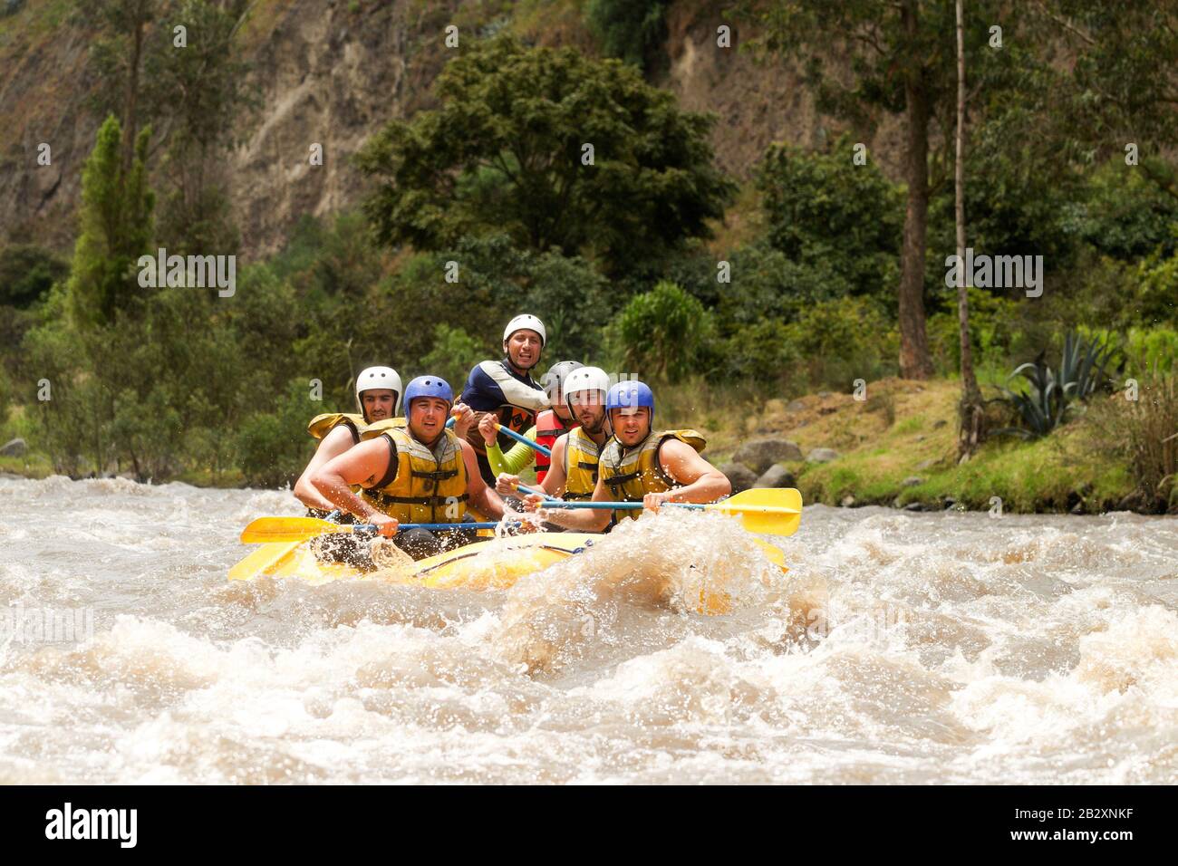 Groupe De Jeunes Hommes Puissants Sur Un Bateau De Rafting Patate River Equateur Depuis Le Niveau De L'Eau Banque D'Images