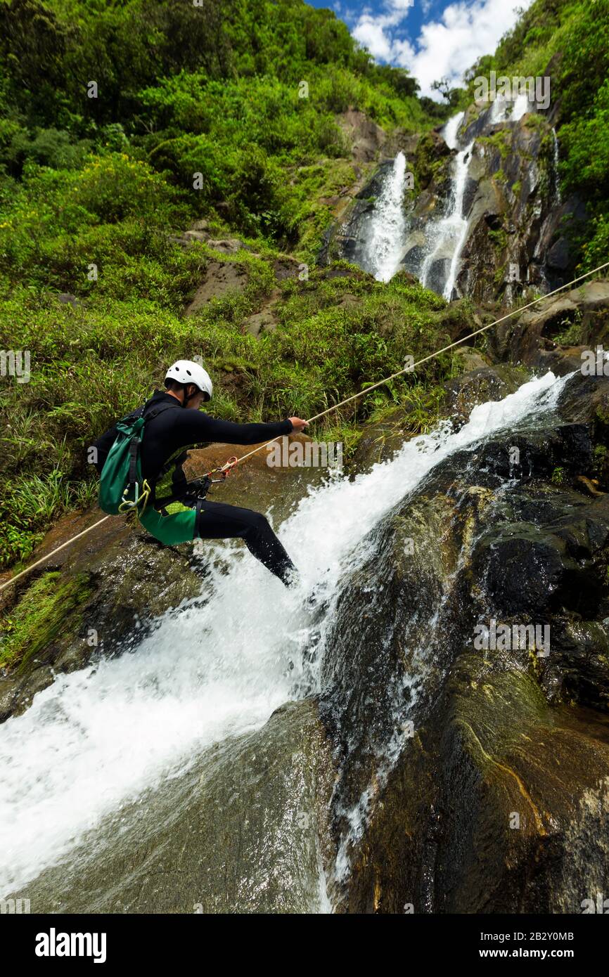 Meneur Canyoning Essayer Un Nouveau Cours À Chama Waterfall Banos De Agua Santa Equateur Banque D'Images