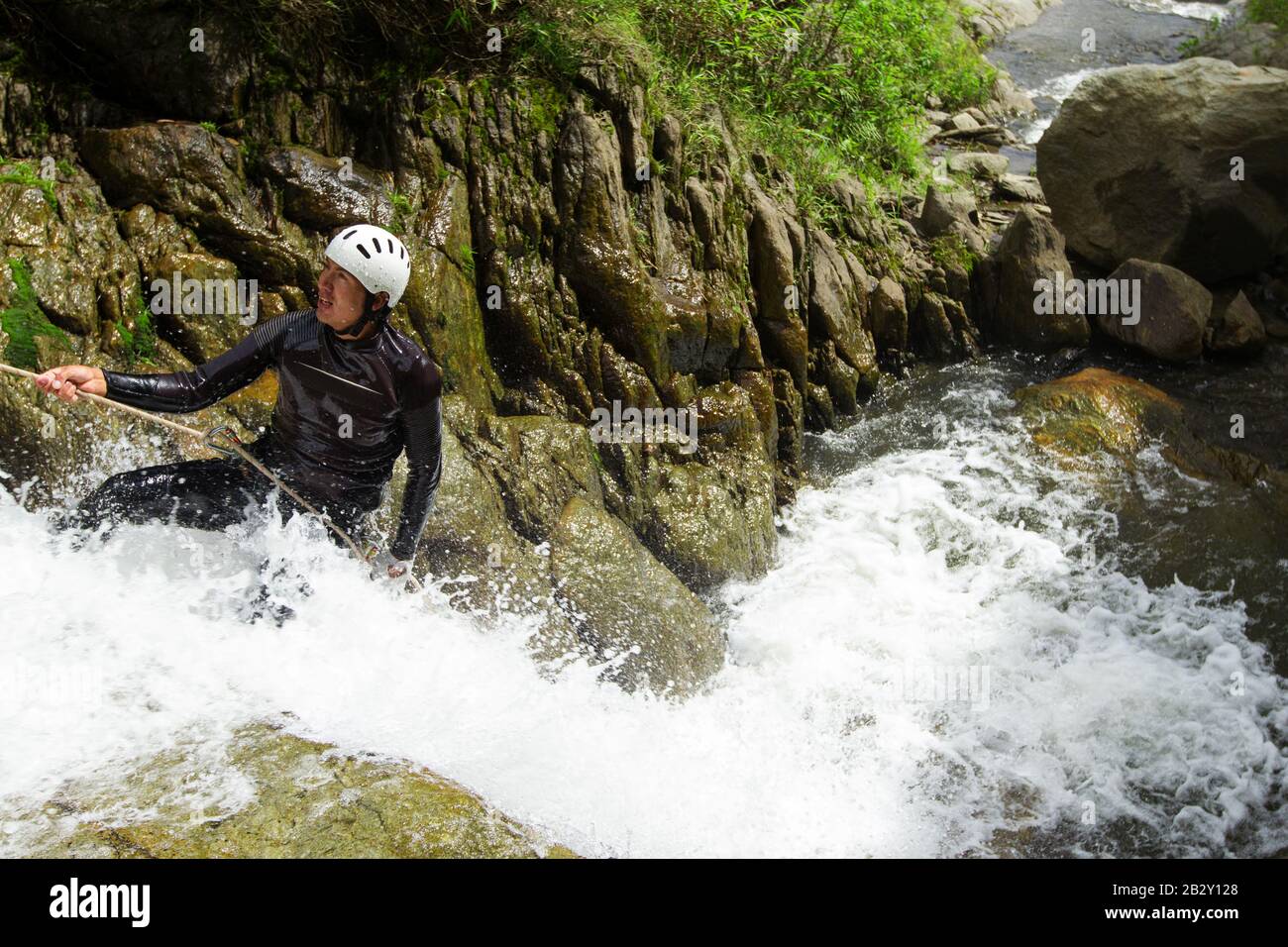 Un Leader Canyoning Qui Tente Un Nouveau Cours À Chama Waterfall Banos Equateur Banque D'Images