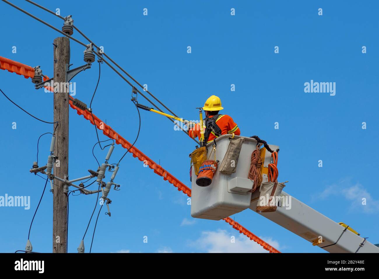 Entrepreneur en travaux fixant les conduites électriques Banque D'Images