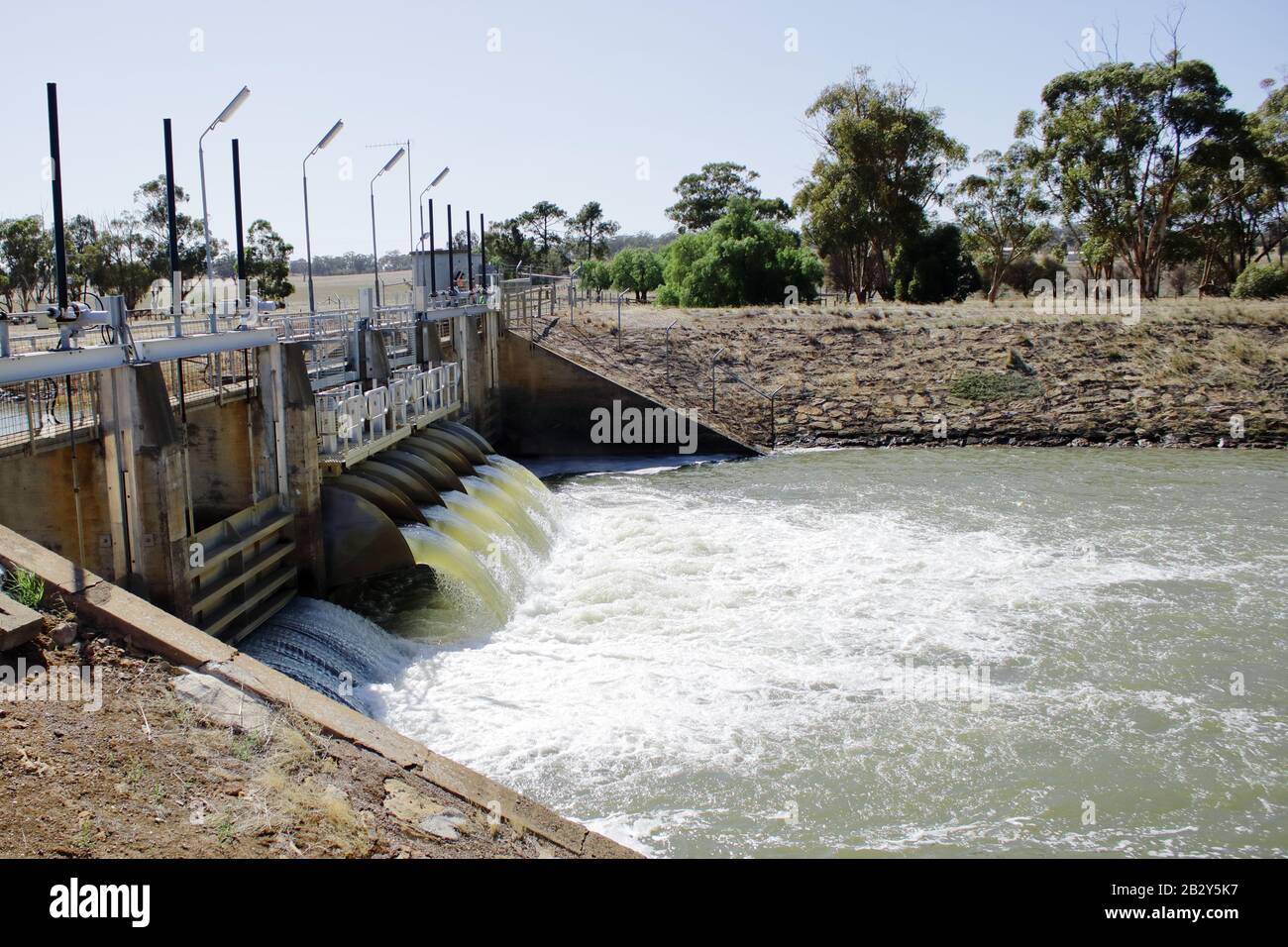 Structure de la porte de fumée d'entrée, eau du canal Stuart Murray qui s'écoule dans le bassin de Waranga. Infrastructure d'eau Goulburn Murray. Banque D'Images