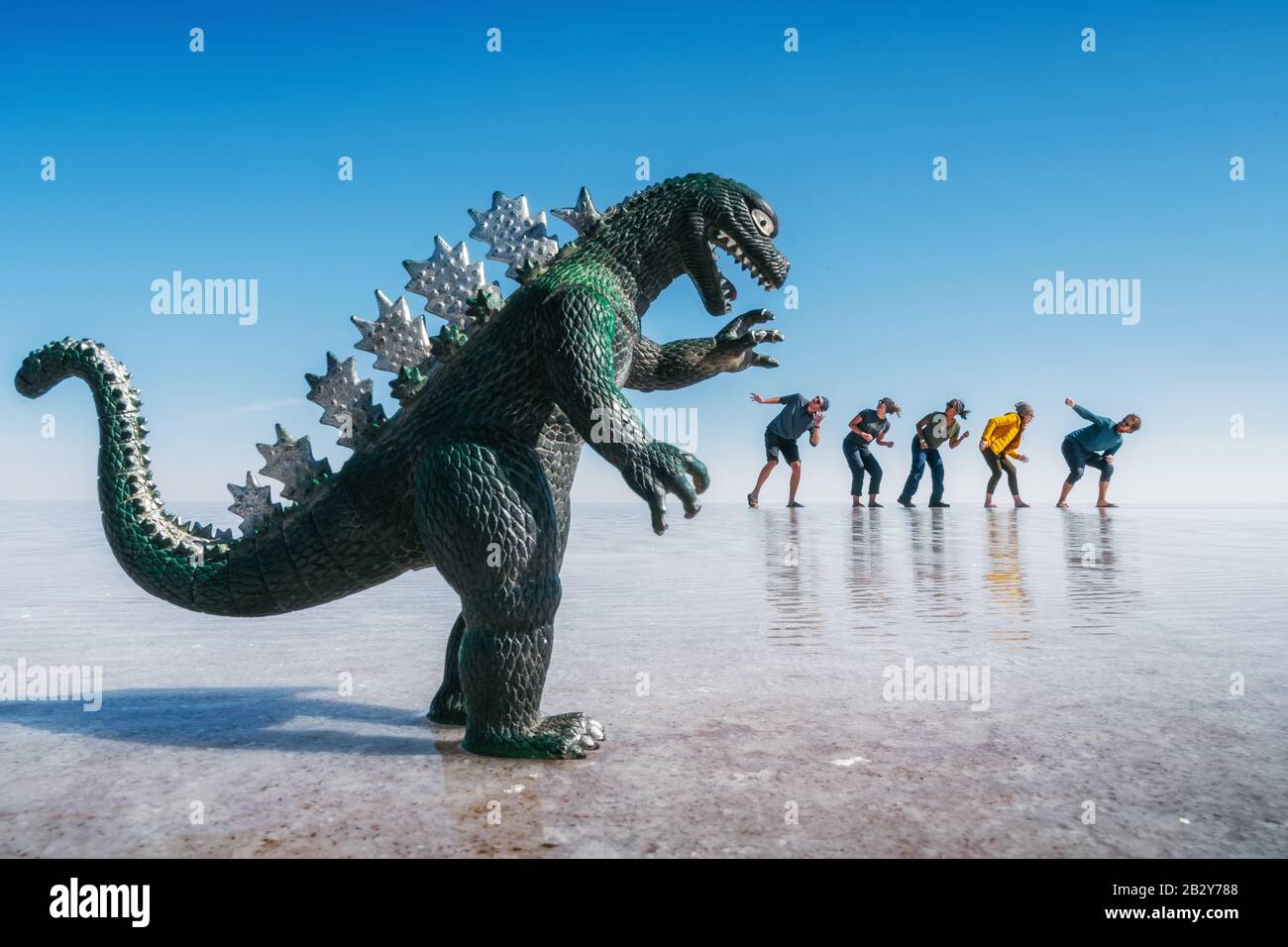 Touristes allant du point de vue des dinosaures effrayants forcés, Uyuni Salt Flats aka Salar de Uyuni en Bolivie, en Amérique du Sud. Banque D'Images