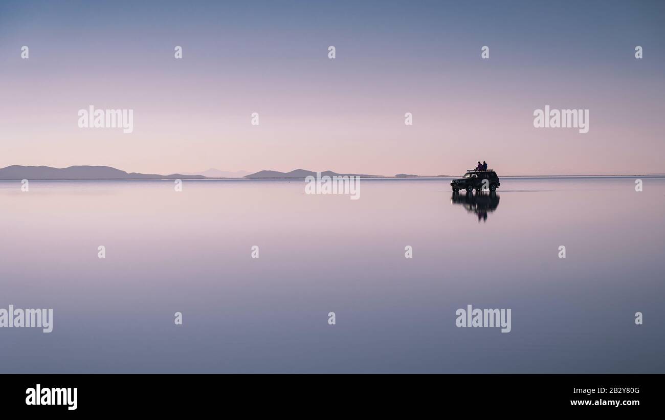 Uyuni Salt Flats (Espagnol: Salar de Uyuni ) au lever du soleil en Bolivie, en Amérique du Sud. Banque D'Images