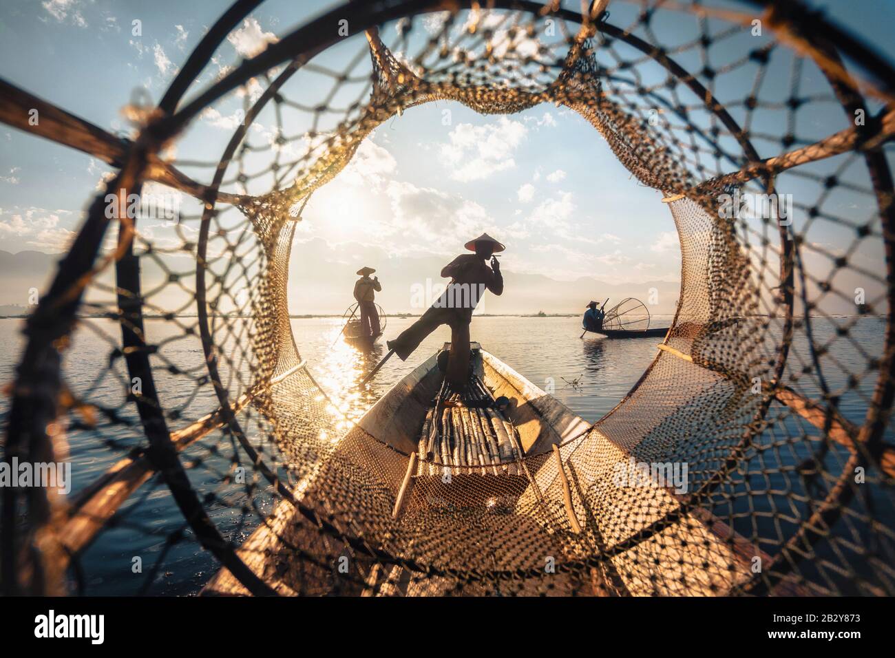 Inle Lake Intha pêcheurs au lever du soleil, état de Shan, Myanmar (Birmanie). Banque D'Images