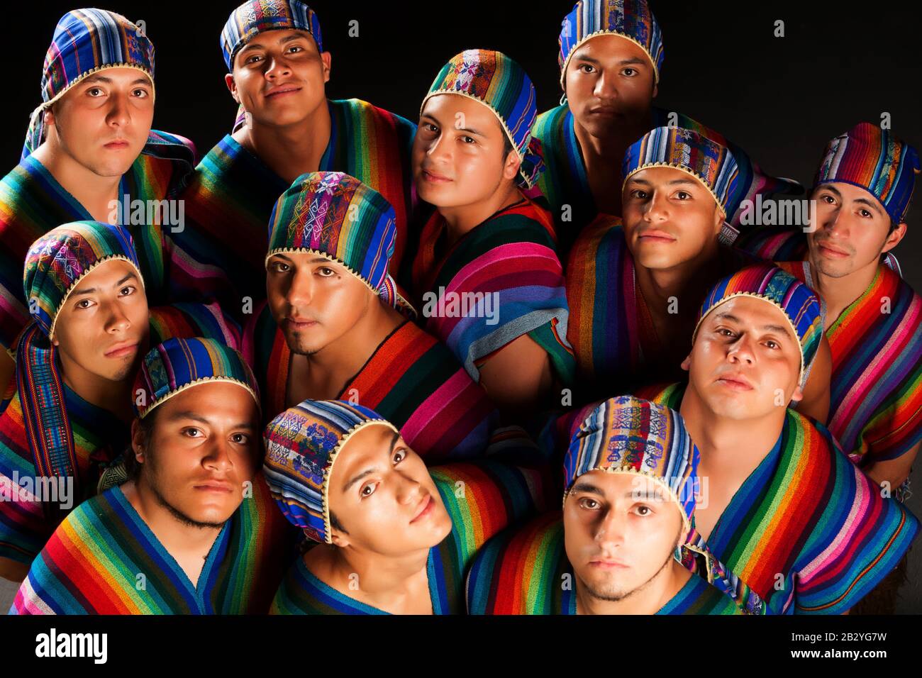 Groupe folklorique équatorien habillé de costumes traditionnels Studio Shot. Banque D'Images