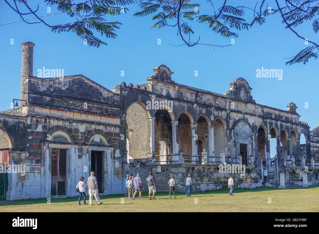 Yaxcooil, Yucatan, Mexique: Visiteurs explorant l'Hacienda Yaxcooil, une plantation du XVIIe siècle dans le style colonial espagnol d'influence mauresque. Banque D'Images