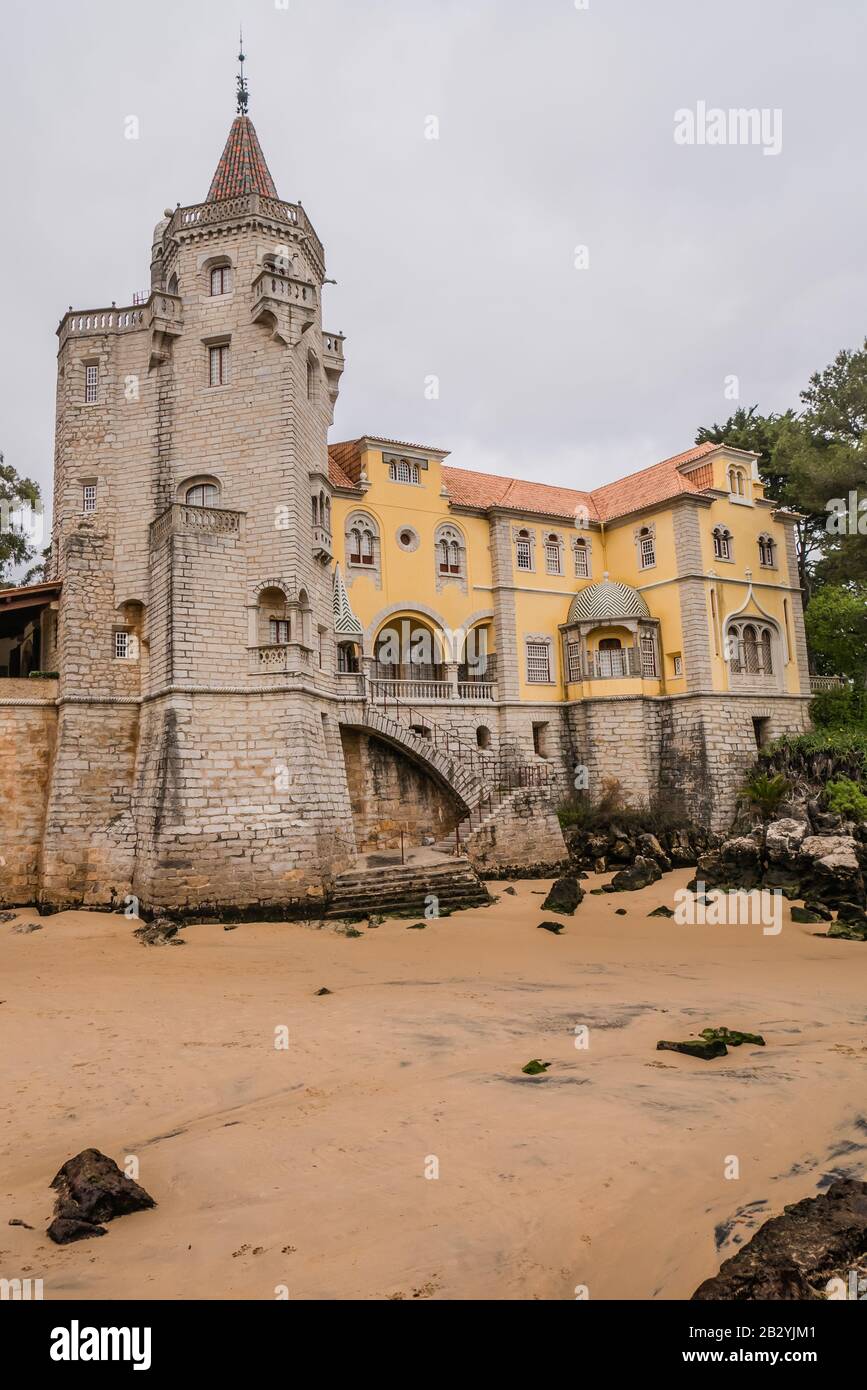 Museu Condes de Castro Guimaraes est un palais de style resvaliste construit en 1900, il possède des expositions de peintures, d'objets anciens et de vieux livres, et son lo Banque D'Images