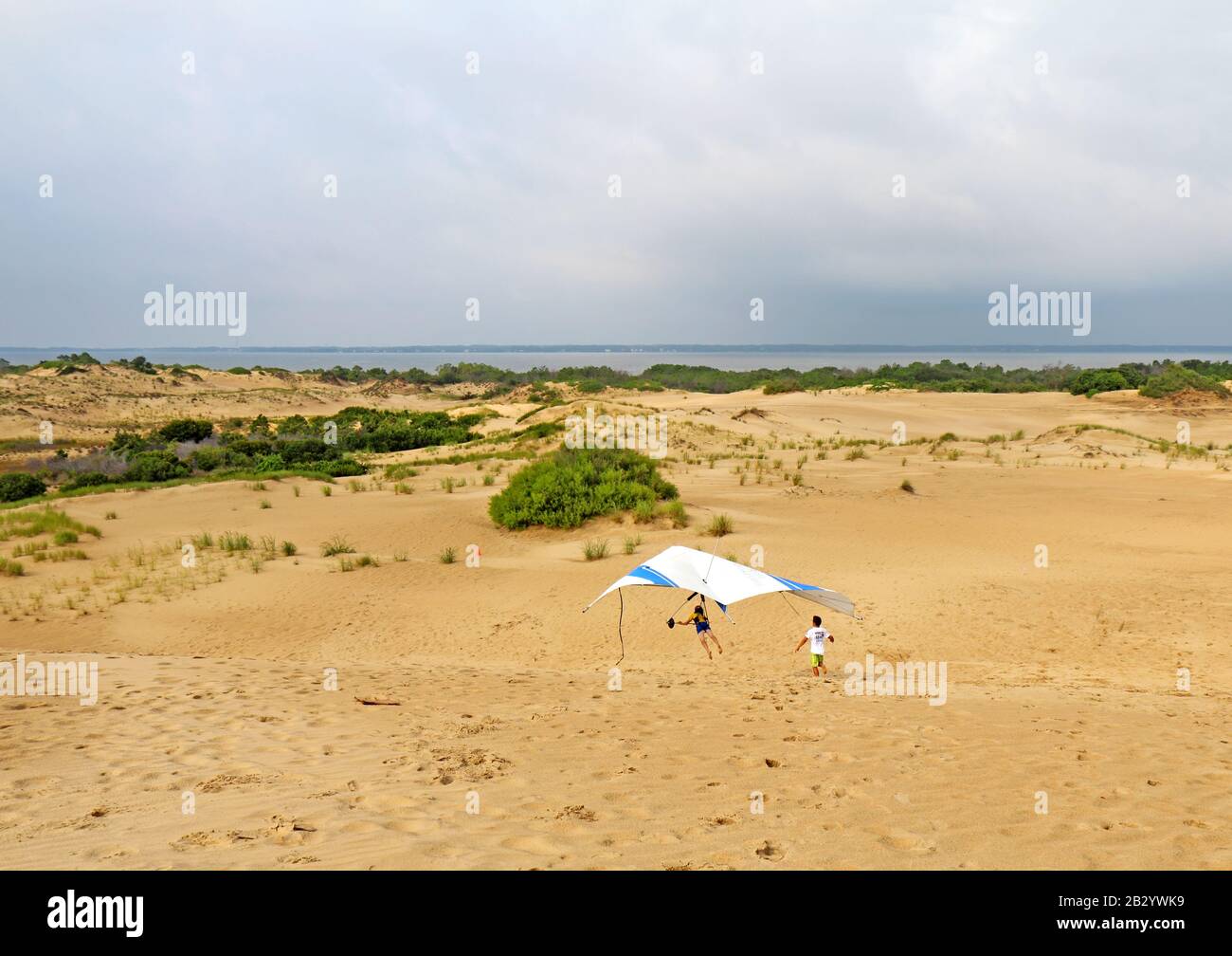 L'étudiant se prépare à atterrir avec un instructeur de l'école de voile Kitty Hawk Kites Hang sur les dunes de sable Banque D'Images