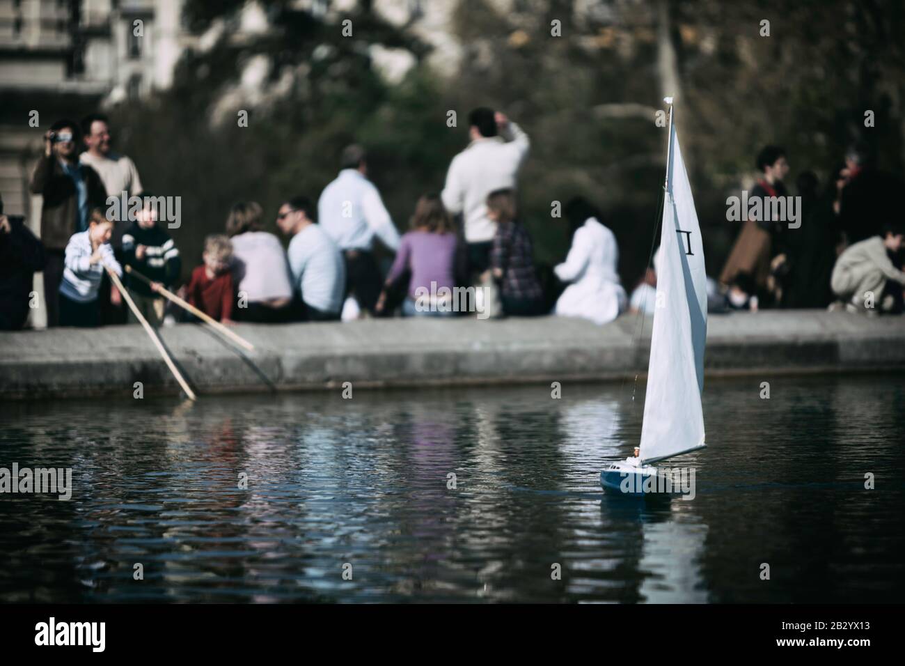 La vie quotidienne en France : les enfants poussent des voiliers en peluche sur l'étang du canard dans le jardin du Luxembourg, une tradition française. Rive Gauche, Paris, Franc, Europe Banque D'Images