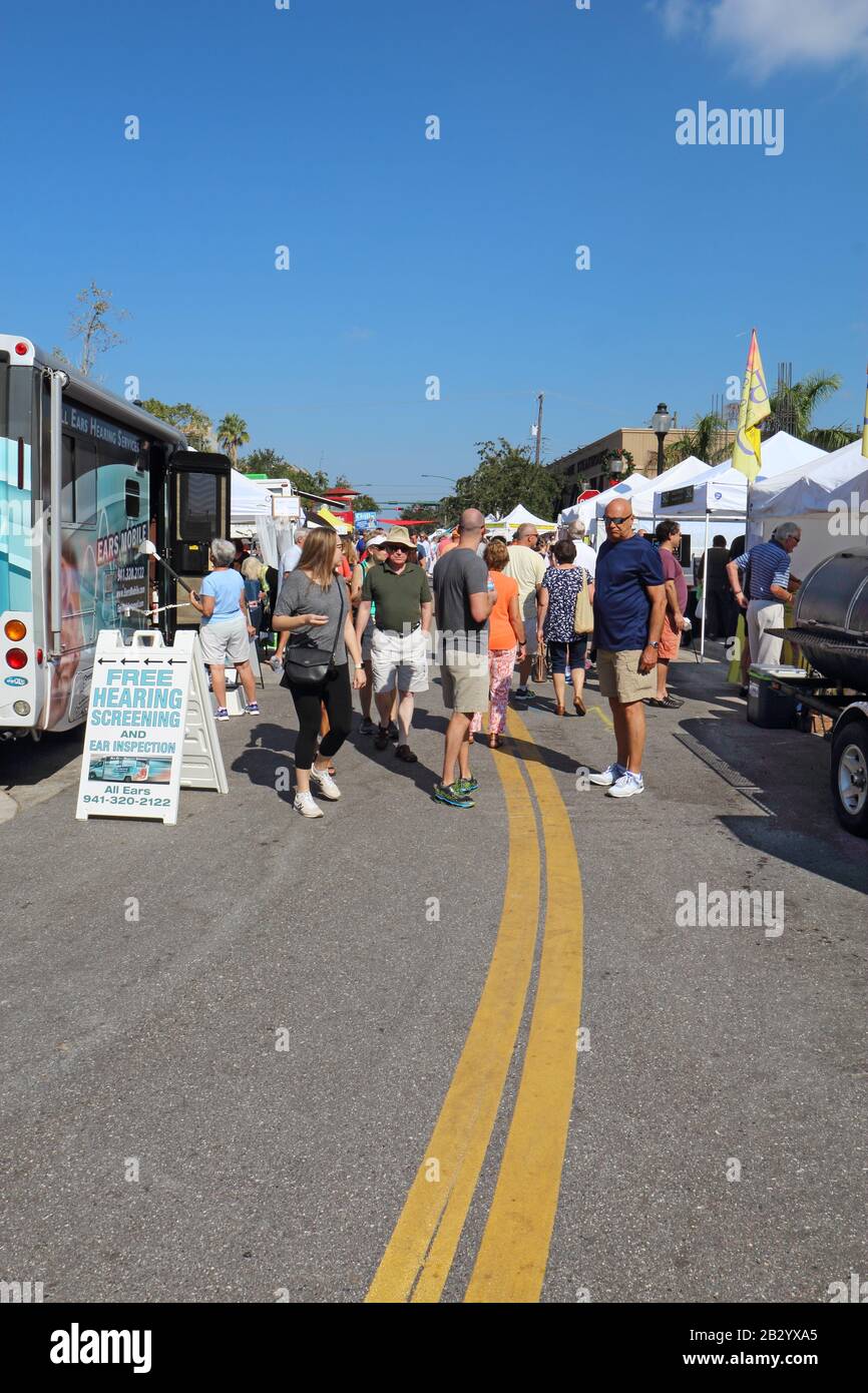 Les vendeurs et les acheteurs du marché Agricole de Sarasota en automne. Cet événement animé se produit dans le centre-ville de Lemon Avenue Banque D'Images