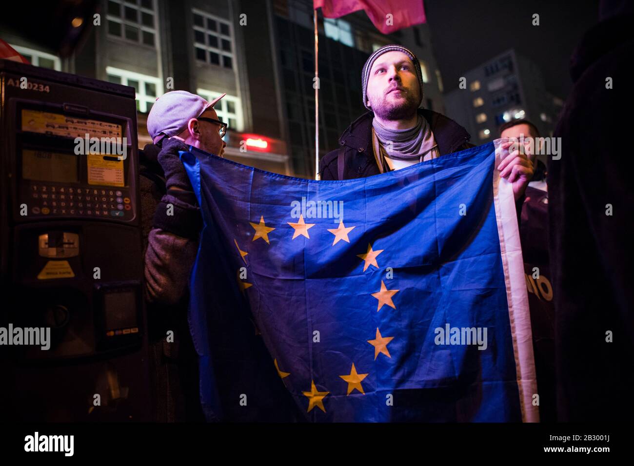 Un militant tenant le drapeau de l'UE pendant la manifestation.Des Dizaines d'activistes et de citoyens LGBTQ ont protesté à Varsovie contre les résolutions LGBT - zones libres. Un tiers de la Pologne s’est officiellement déclaré zone « libre de LGBT » lorsque les gouvernements locaux adoptent des résolutions contre la « propagande LGBT. » Près de 100 gouvernements municipaux ou locaux polonais dans une région plus grande que la Hongrie se sont maintenant proclamés « libres de l’idéologie LGBT » et ont adopté des résolutions qui Permettre officiellement l'intolérance et la discrimination à l'égard des personnes LGBTQ. Banque D'Images