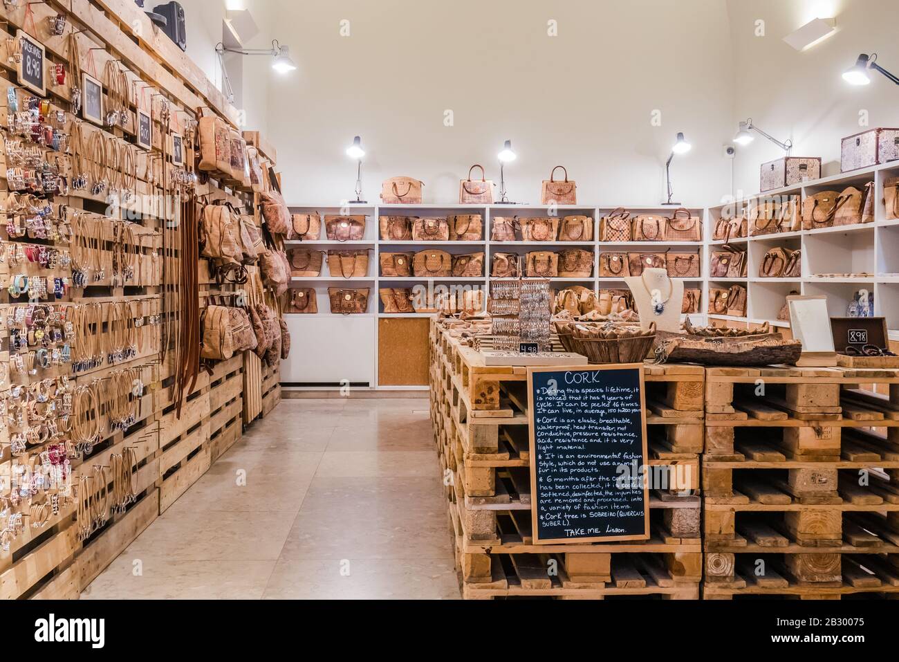 Un magasin vendant des produits en liège tels que des porte-monnaie en liège,  des sacs à main et des accessoires à Lisbonne Portugal Photo Stock - Alamy
