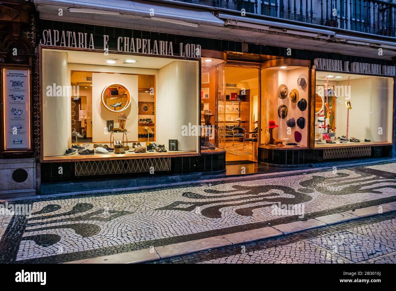 Sapataria e Chapelaria Lord est un magasin d'accessoires pour hommes et femmes sur Rua Augusta à Lisbonne. Il a un beau intérieur. Banque D'Images