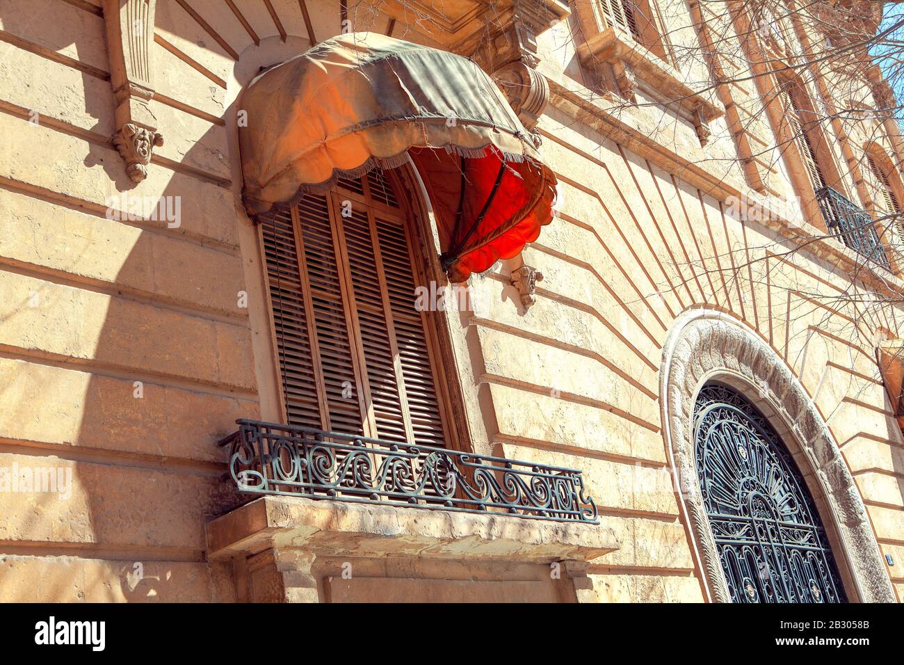 ancien balcon décoré avec toit Banque D'Images