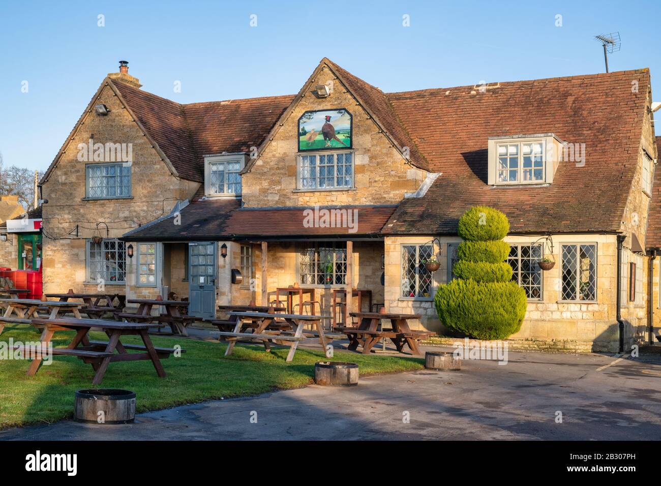 The Pheasant Inn dans l'après-midi soleil d'hiver, Toddington, Cotswolds, Cheltenham, Gloucestershire, Angleterre Banque D'Images
