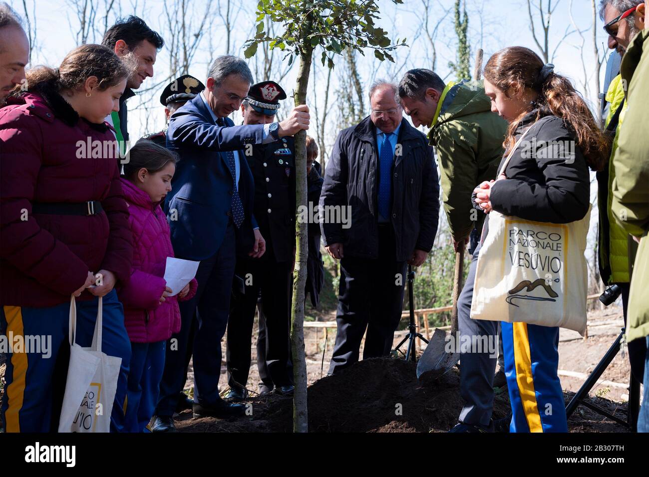 Naples, Italie. 02 février 2020. Le Ministre de l'Environnement, Sergio Costa lors de l'inauguration du nouveau procès appelé « La rivière de la Lava » du Parc National du Vésuve de Naples. Le Parc National du Vésuve a été officiellement fondé le 5 juin 1995 pour préserver les espèces animales et végétales. Situé à Herculaneum (Naples), le parc est riche en ressources naturelles, histoire de la volcanologie, paysages à couper le souffle, cultures et traditions vieilles qui font de la région du Vésuve l'un des endroits les plus fascinants et les plus visités au monde. Crédit: Sopa Images Limited/Alay Live News Banque D'Images