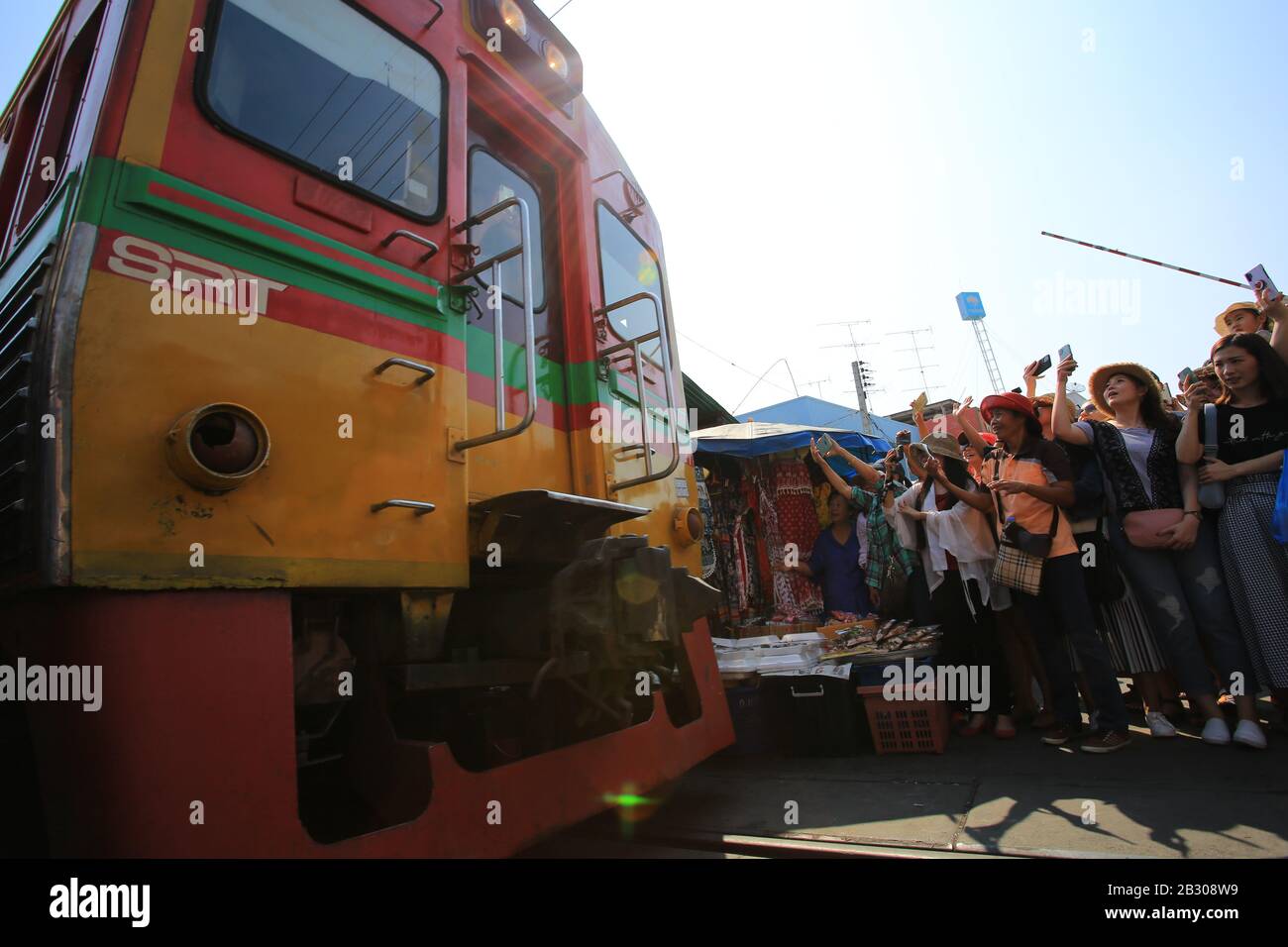 Bangkok/ Thaïlande -29 décembre 2019 : marché ferroviaire de Mae Klong. Un des lieux de visite célèbres de bangkok. Il construit sur le chemin de fer et le train viennent le Banque D'Images