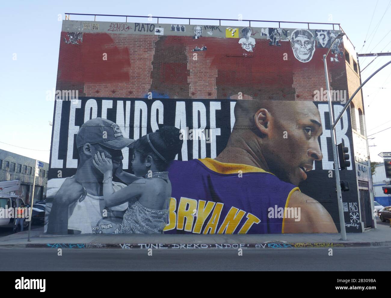Los Angeles, Californie, États-Unis 3 mars 2020 une vue générale de l'atmosphère de Kobe Bryant et Gigi Bryant mural et Memorial le 3 mars 2020 à Los Angeles, Californie, États-Unis. Photo De Barry King/Alay Stock Photo Banque D'Images